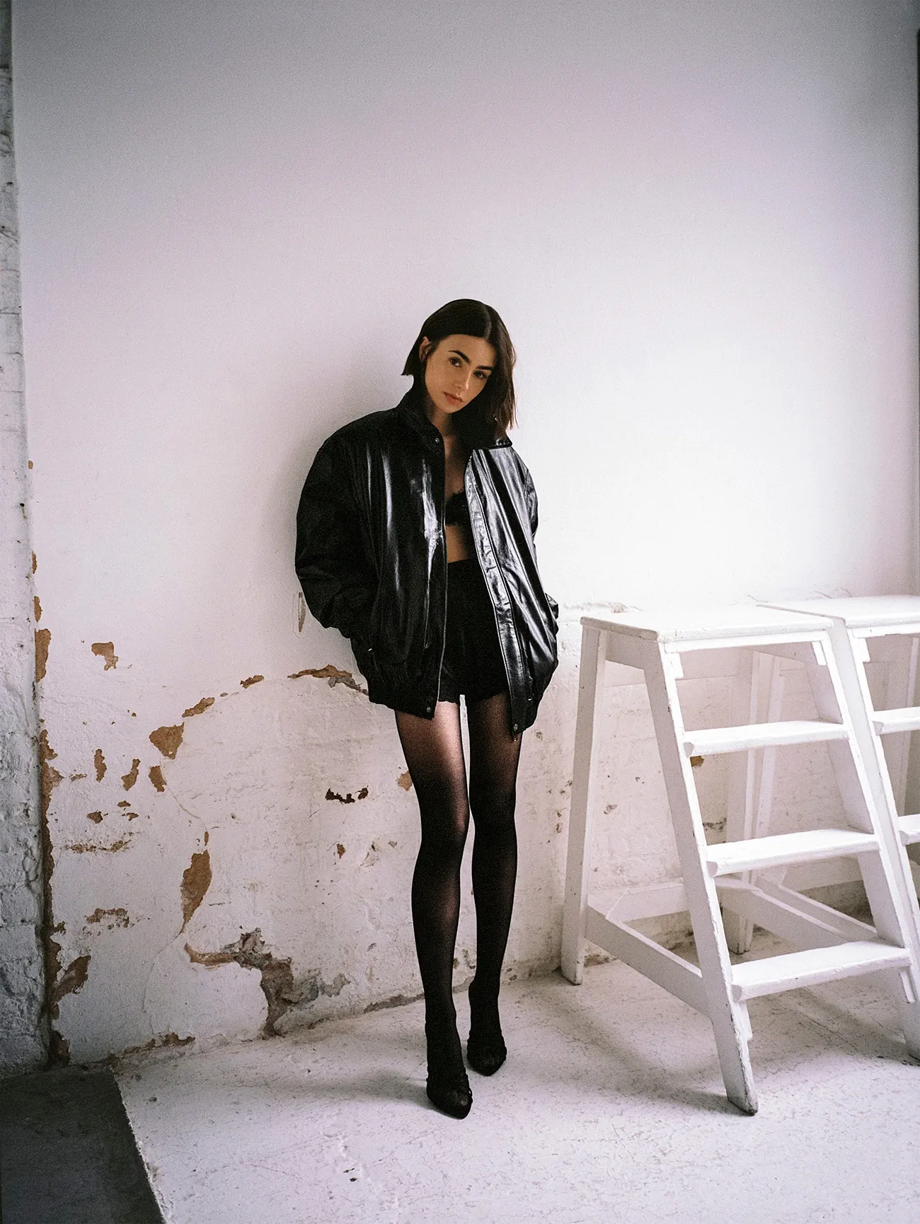 Elle Tây Ban Nha 12/2025: Lily Collins chụp bởi Juankr Elle Tây Ban Nha 12/2025: Lily Collins chụp bởi Juankr