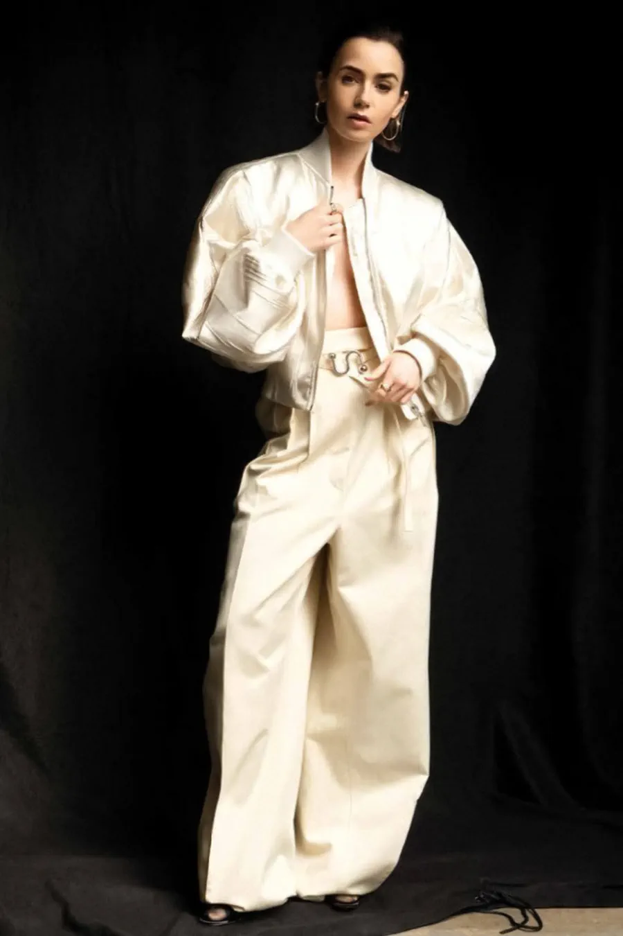 Elle Tây Ban Nha 12/2025: Lily Collins chụp bởi Juankr Elle Tây Ban Nha 12/2025: Lily Collins chụp bởi Juankr