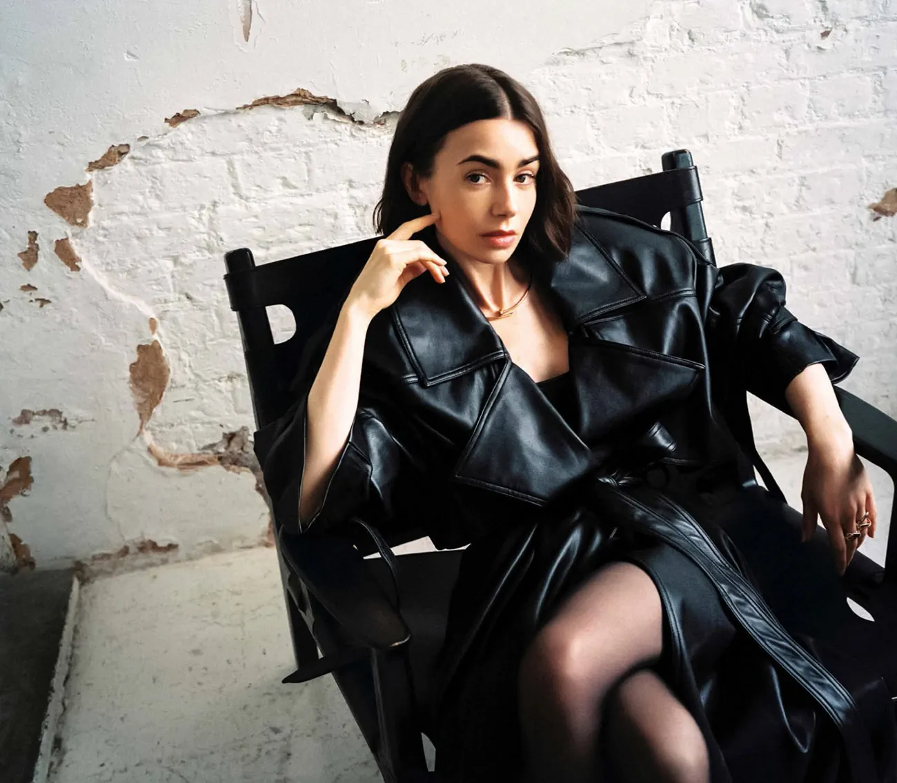 Elle Tây Ban Nha 12/2025: Lily Collins chụp bởi Juankr Elle Tây Ban Nha 12/2025: Lily Collins chụp bởi Juankr