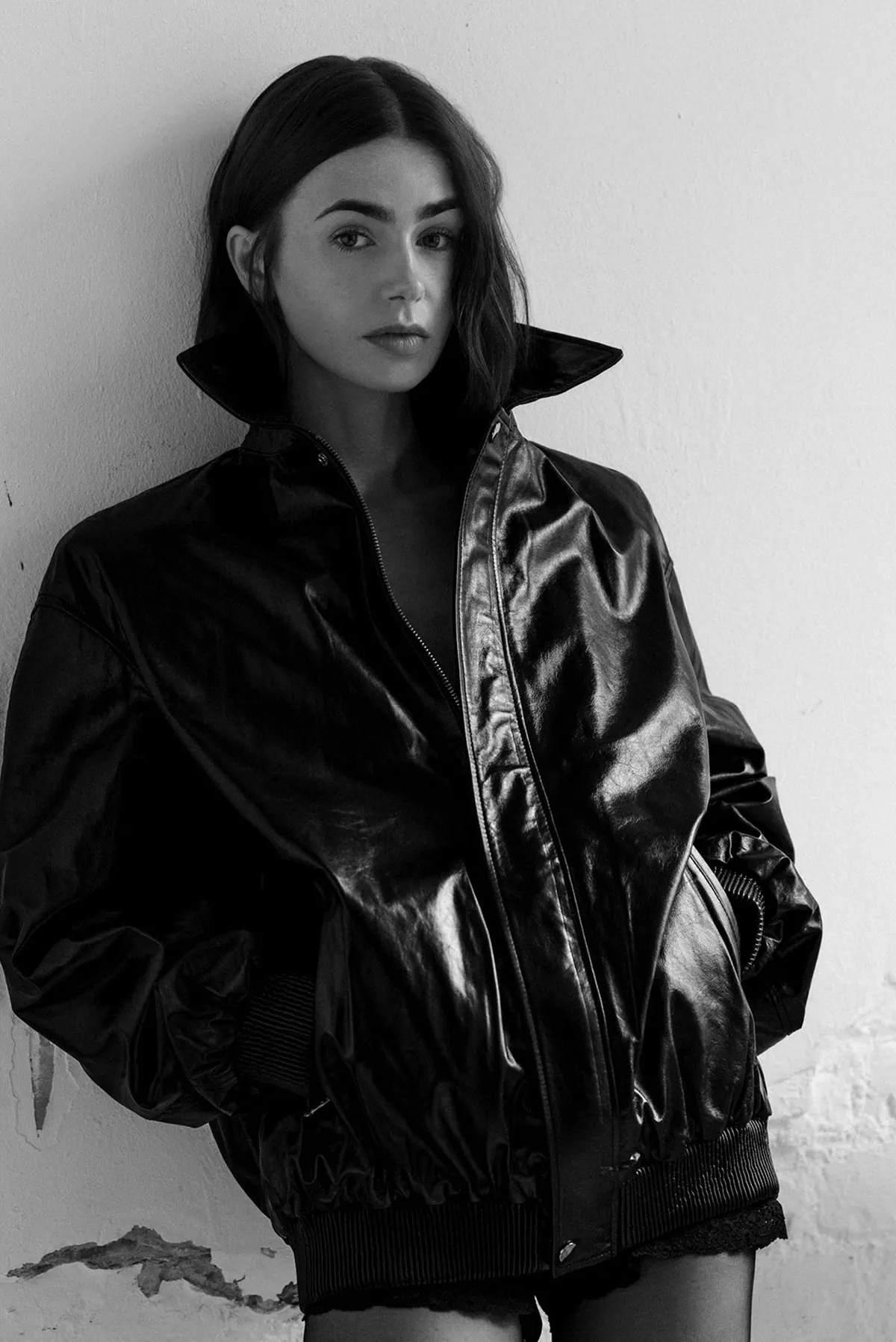 Elle Tây Ban Nha 12/2025: Lily Collins chụp bởi Juankr Elle Tây Ban Nha 12/2025: Lily Collins chụp bởi Juankr