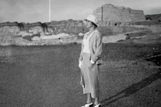 Không phải Mỹ, Matthieu Blazy đưa Chanel Cruise 2027 đến Biarritz, Pháp