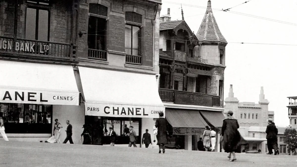 Không phải Mỹ, Matthieu Blazy đưa Chanel Cruise 2027 đến Biarritz, Pháp