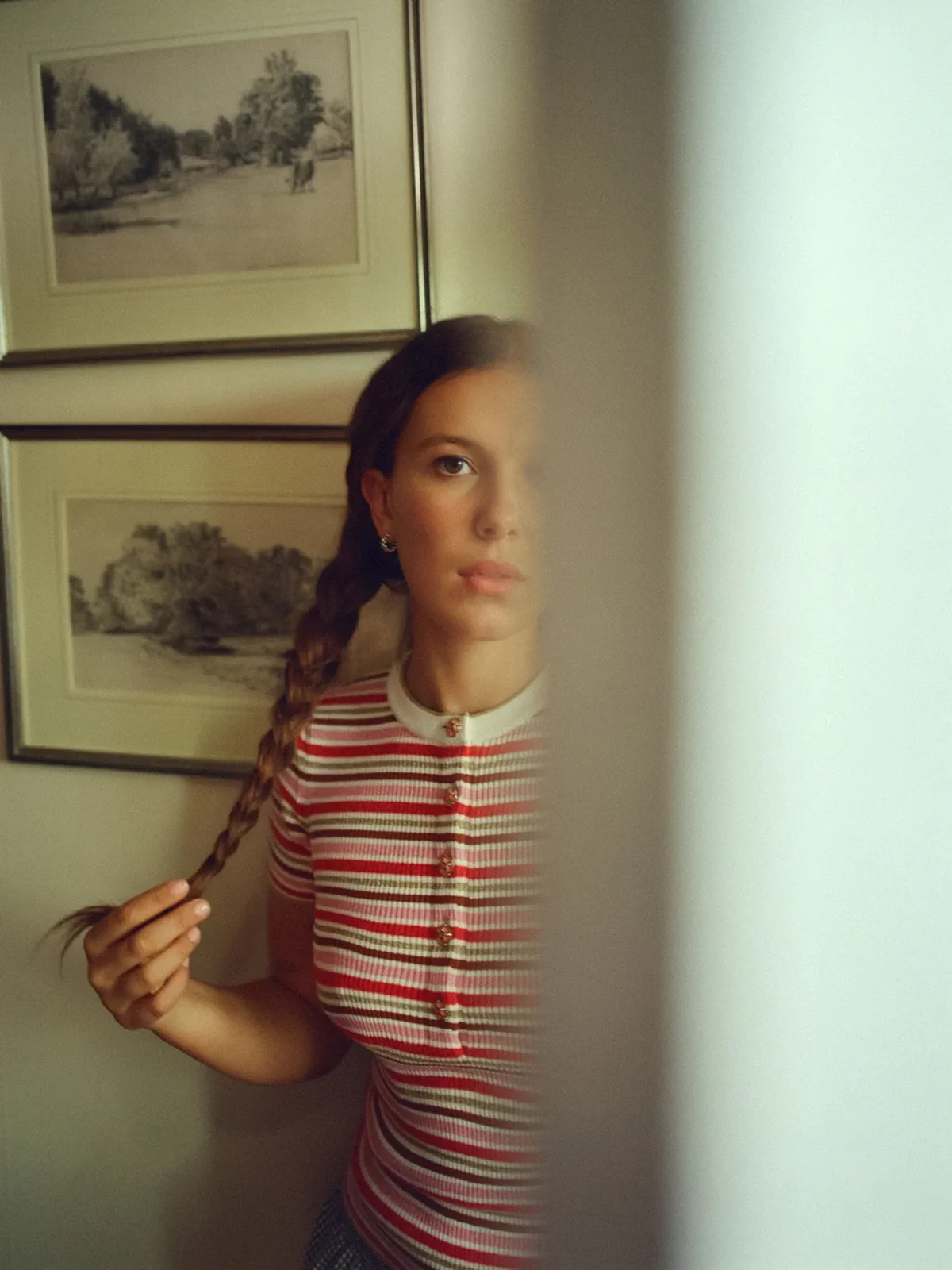 Vogue Anh 12/2025: Millie Bobby Brown chụp bởi Sebastian Faena