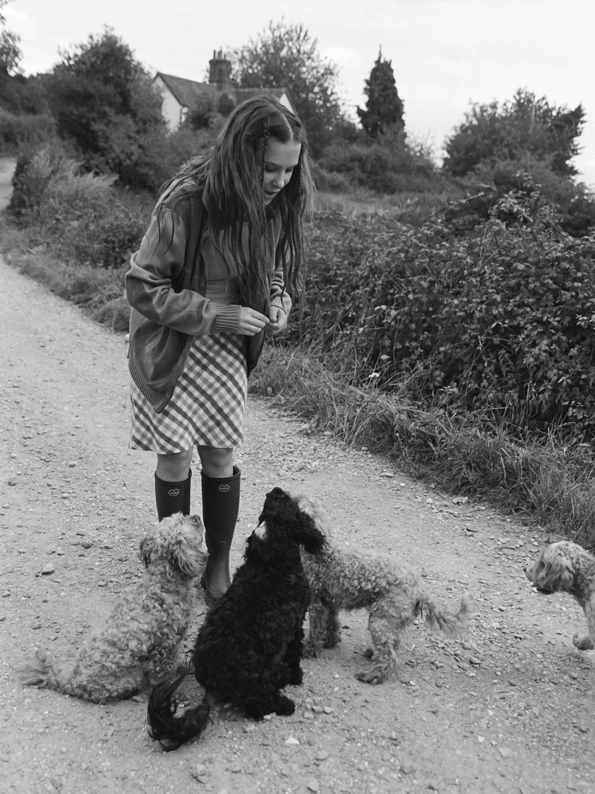 Vogue Anh 12/2025: Millie Bobby Brown chụp bởi Sebastian Faena