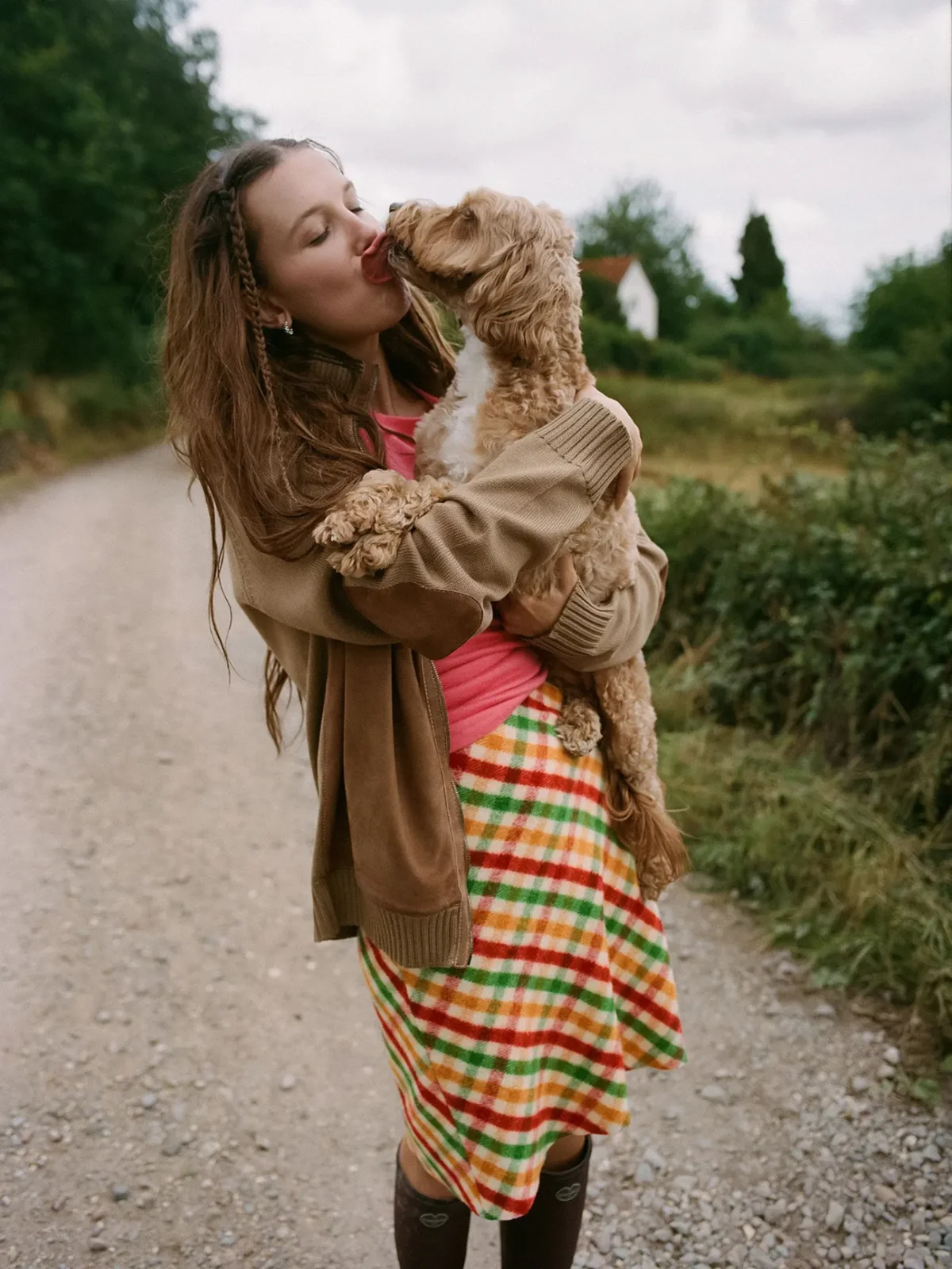 Vogue Anh 12/2025: Millie Bobby Brown chụp bởi Sebastian Faena