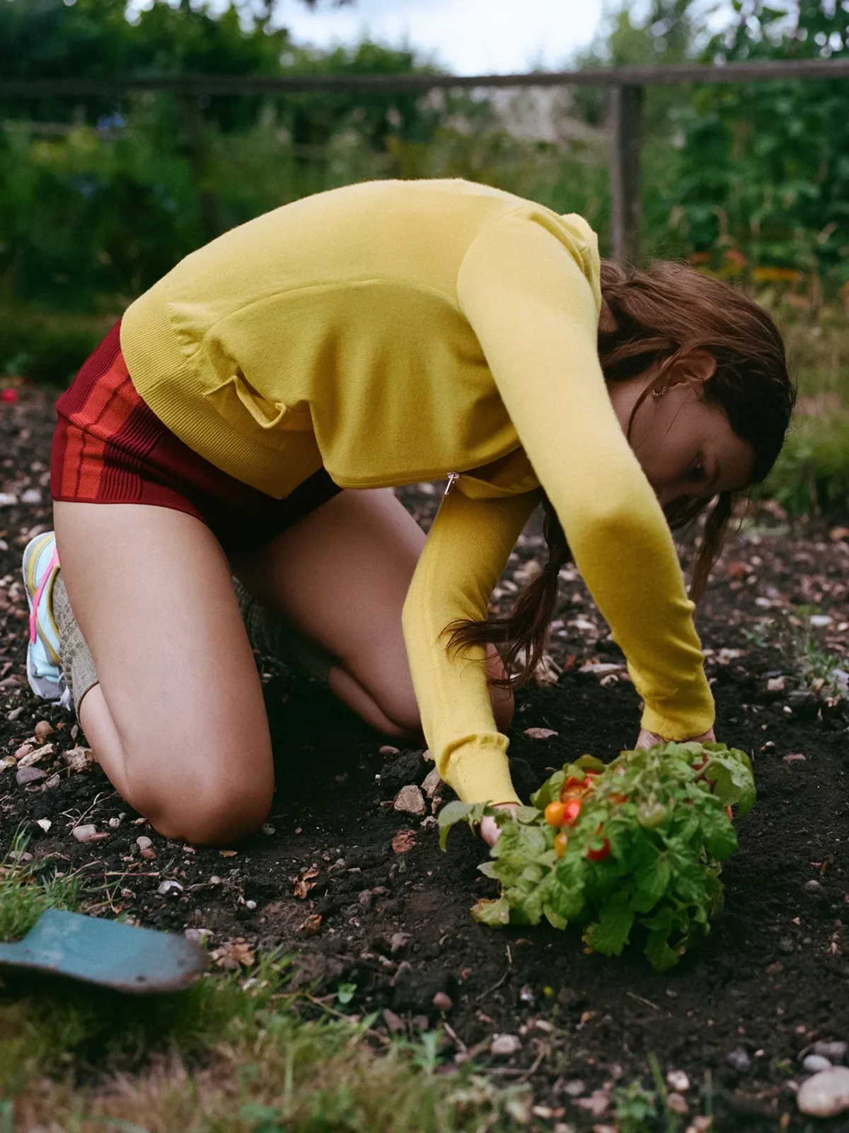 Vogue Anh 12/2025: Millie Bobby Brown chụp bởi Sebastian Faena