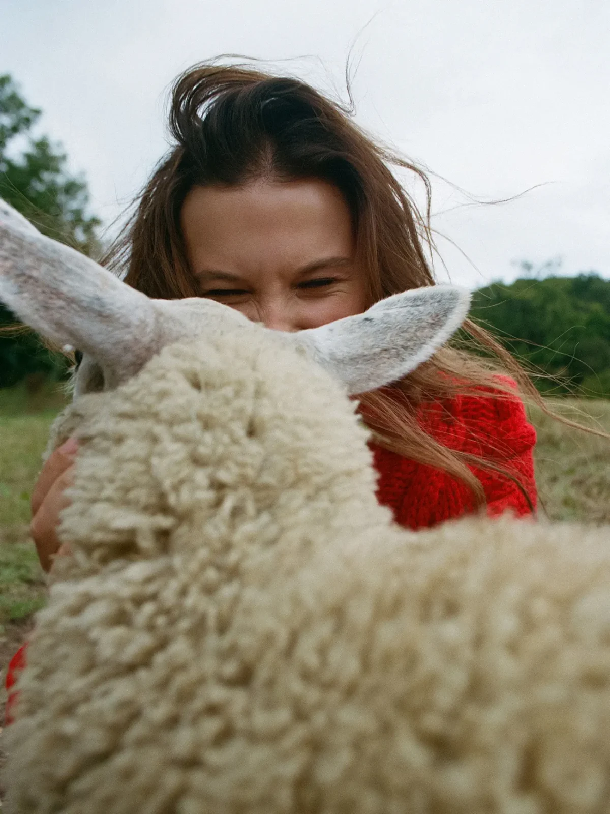 Vogue Anh 12/2025: Millie Bobby Brown chụp bởi Sebastian Faena