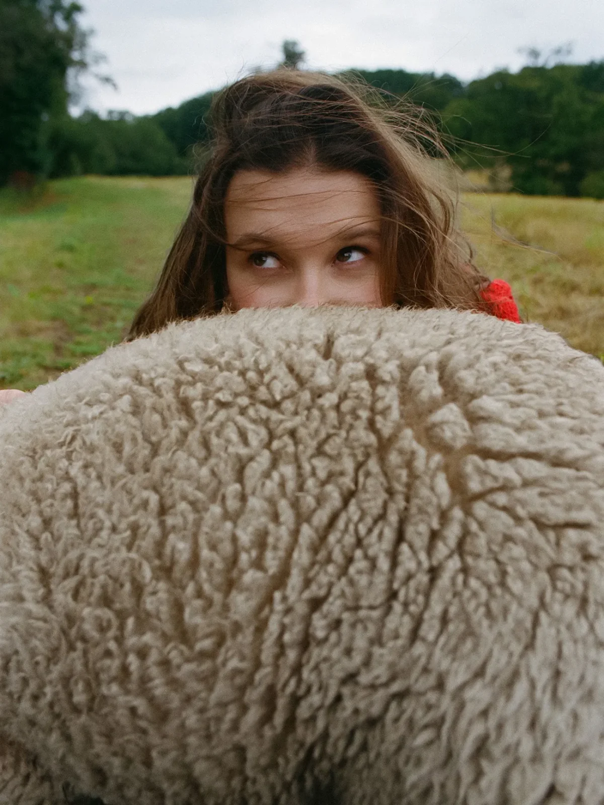 Vogue Anh 12/2025: Millie Bobby Brown chụp bởi Sebastian Faena