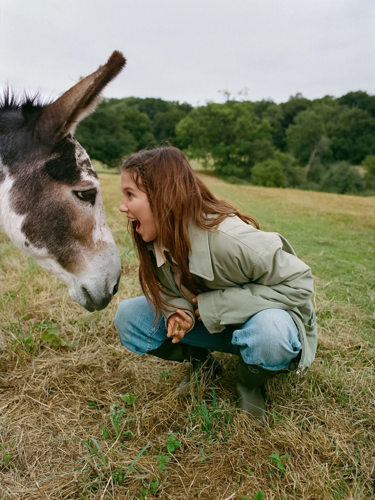 Vogue Anh 12/2025: Millie Bobby Brown chụp bởi Sebastian Faena