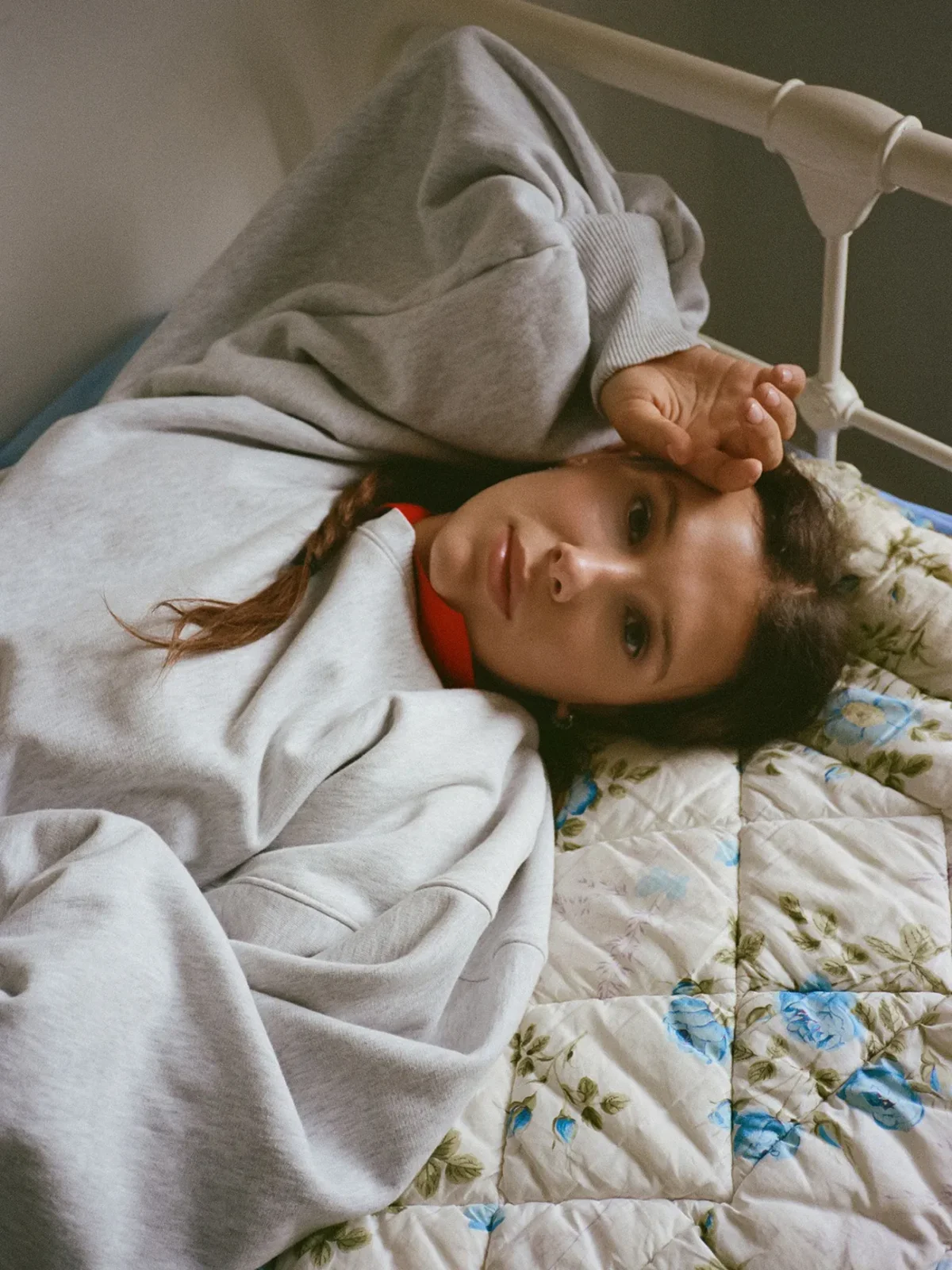 Vogue Anh 12/2025: Millie Bobby Brown chụp bởi Sebastian Faena