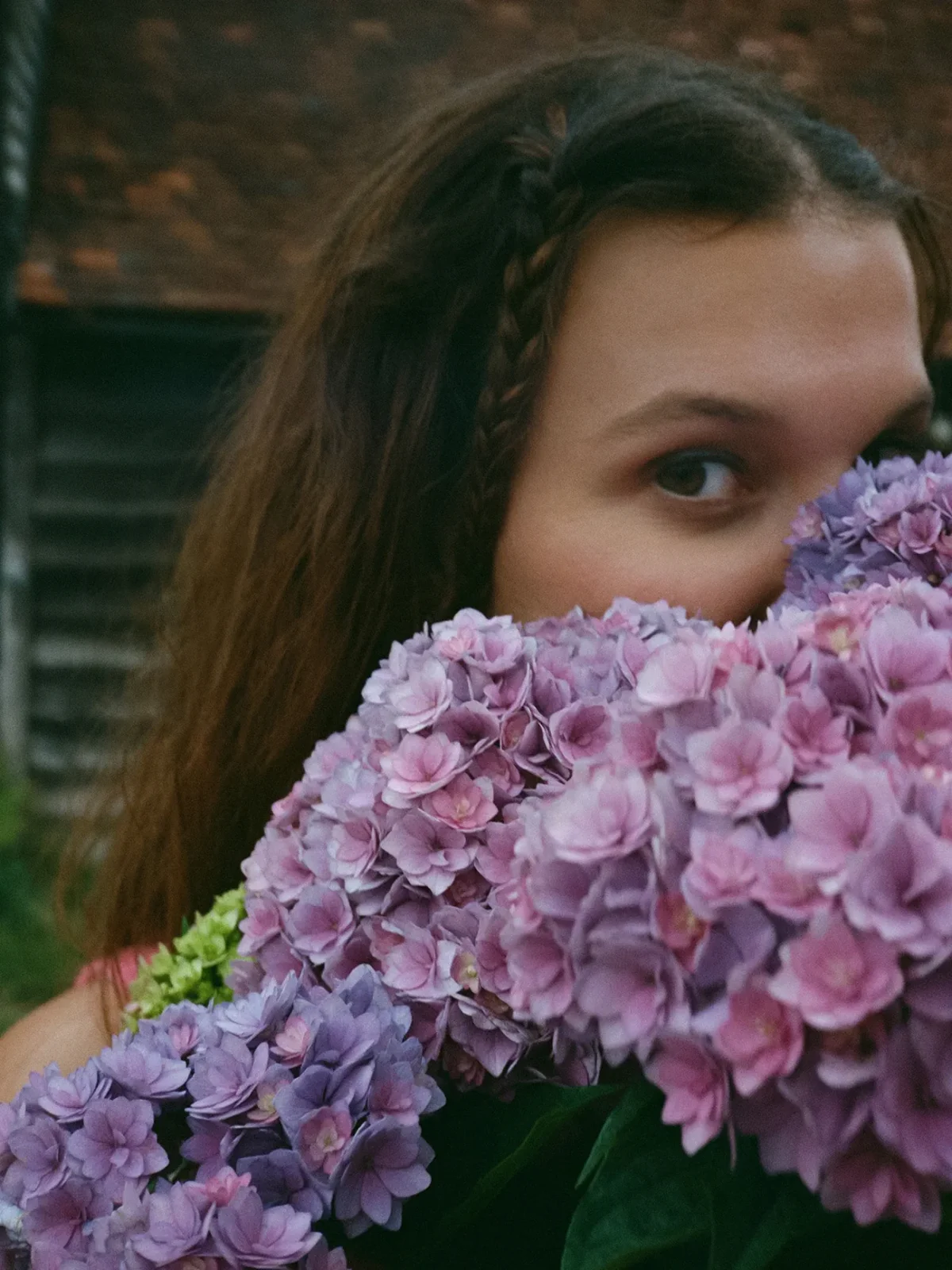 Vogue Anh 12/2025: Millie Bobby Brown chụp bởi Sebastian Faena