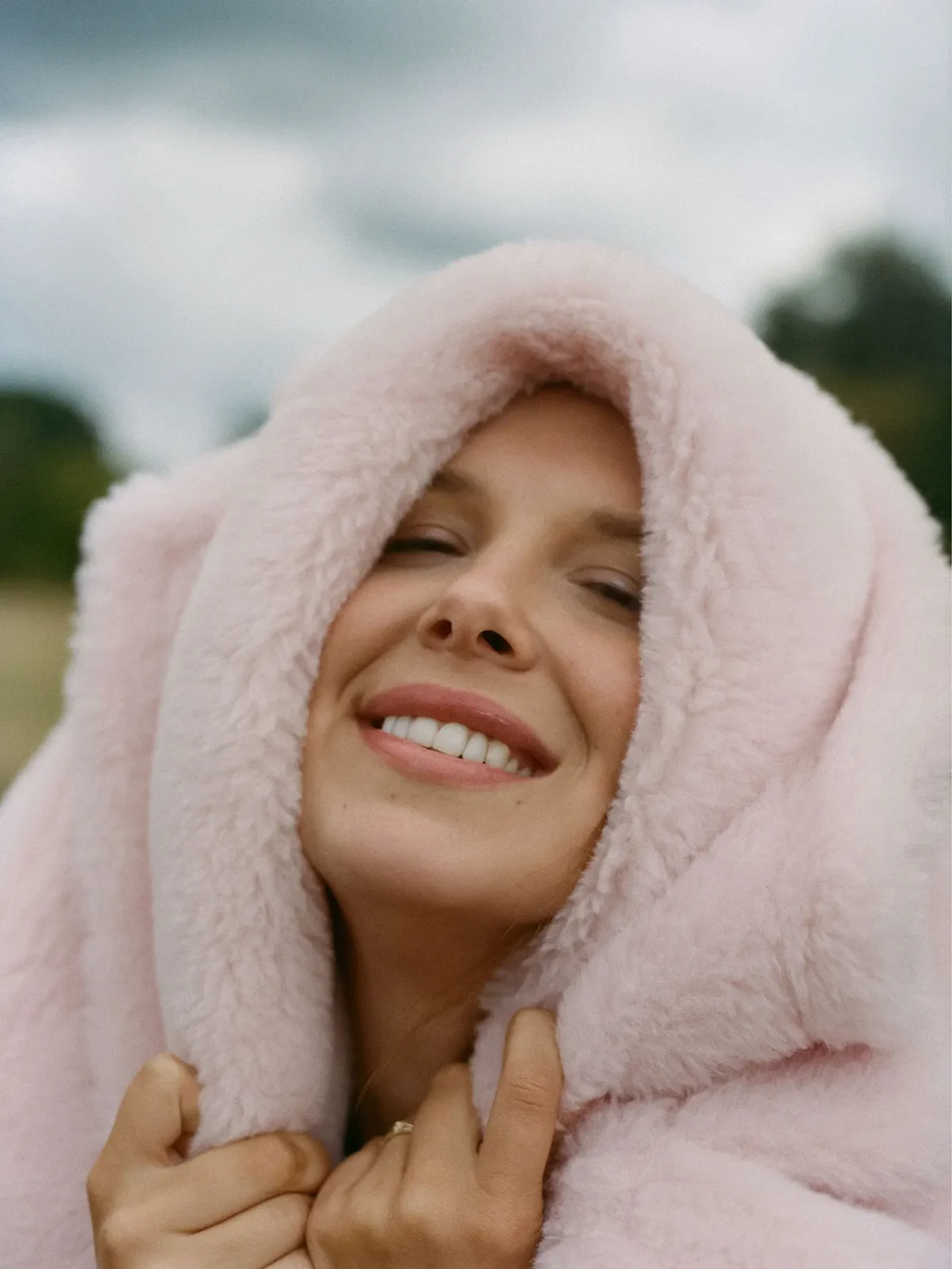 Vogue Anh 12/2025: Millie Bobby Brown chụp bởi Sebastian Faena