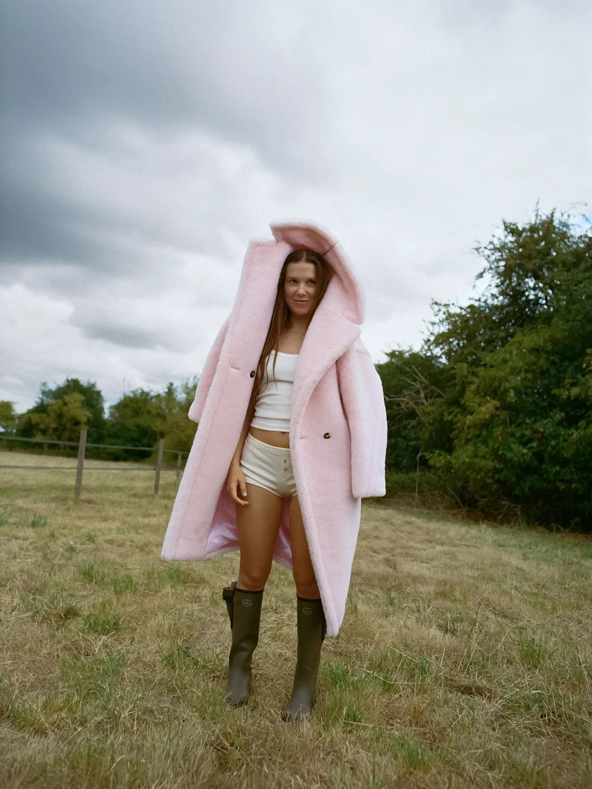 Vogue Anh 12/2025: Millie Bobby Brown chụp bởi Sebastian Faena