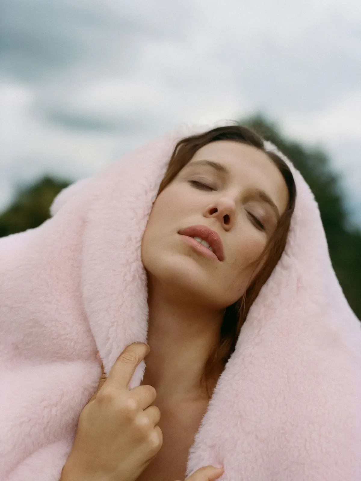 Vogue Anh 12/2025: Millie Bobby Brown chụp bởi Sebastian Faena