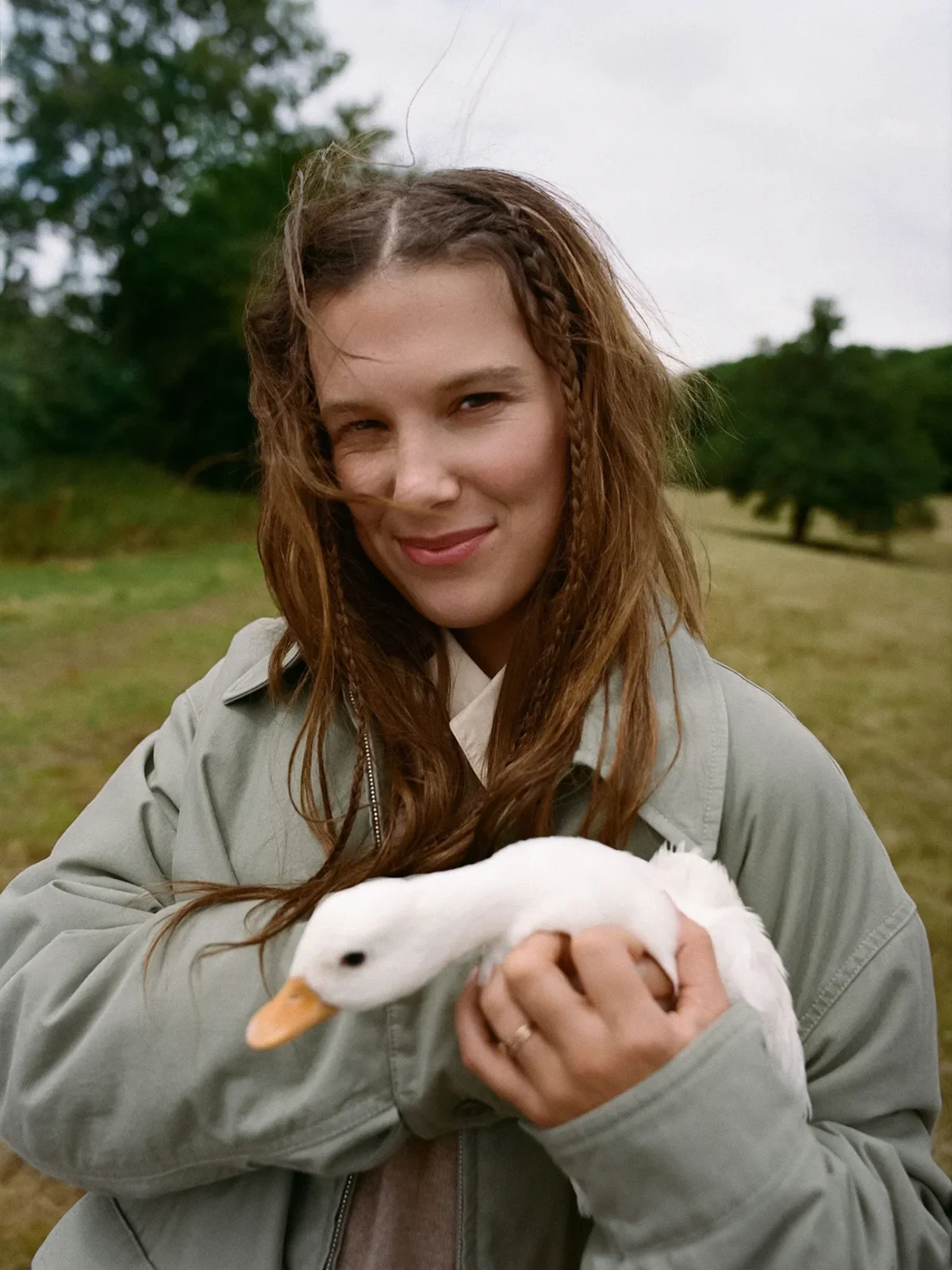 Vogue Anh 12/2025: Millie Bobby Brown chụp bởi Sebastian Faena