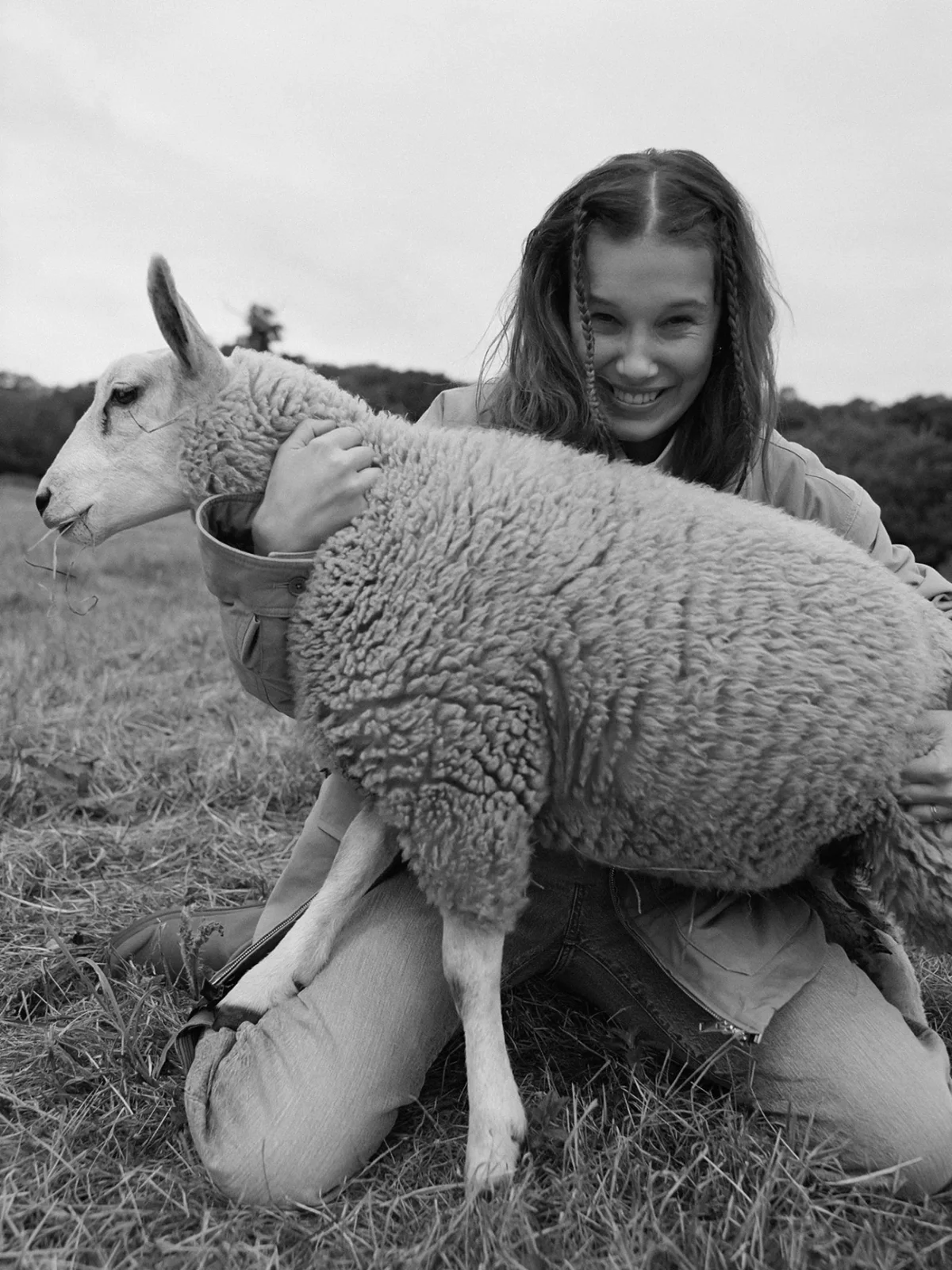 Vogue Anh 12/2025: Millie Bobby Brown chụp bởi Sebastian Faena