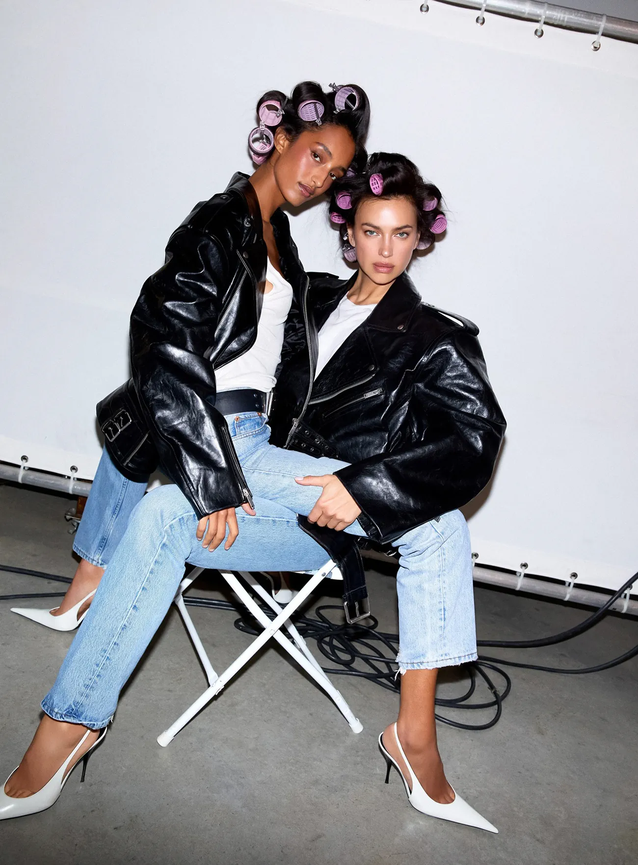 Vogue Pháp 12/2025-01/2026: Mona Tougaard và Irina Shayk chụp bởi Carin Backoff