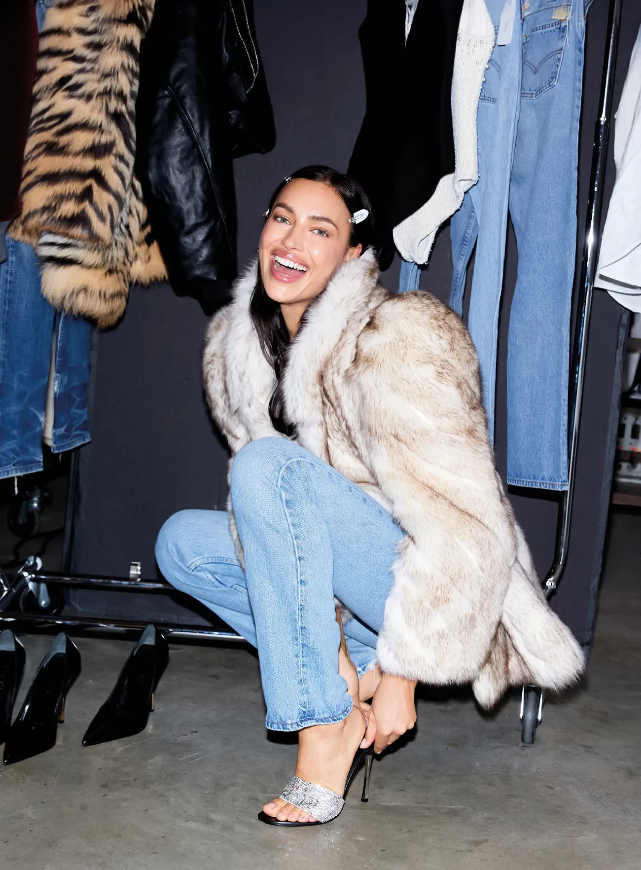 Vogue Pháp 12/2025-01/2026: Mona Tougaard và Irina Shayk chụp bởi Carin Backoff