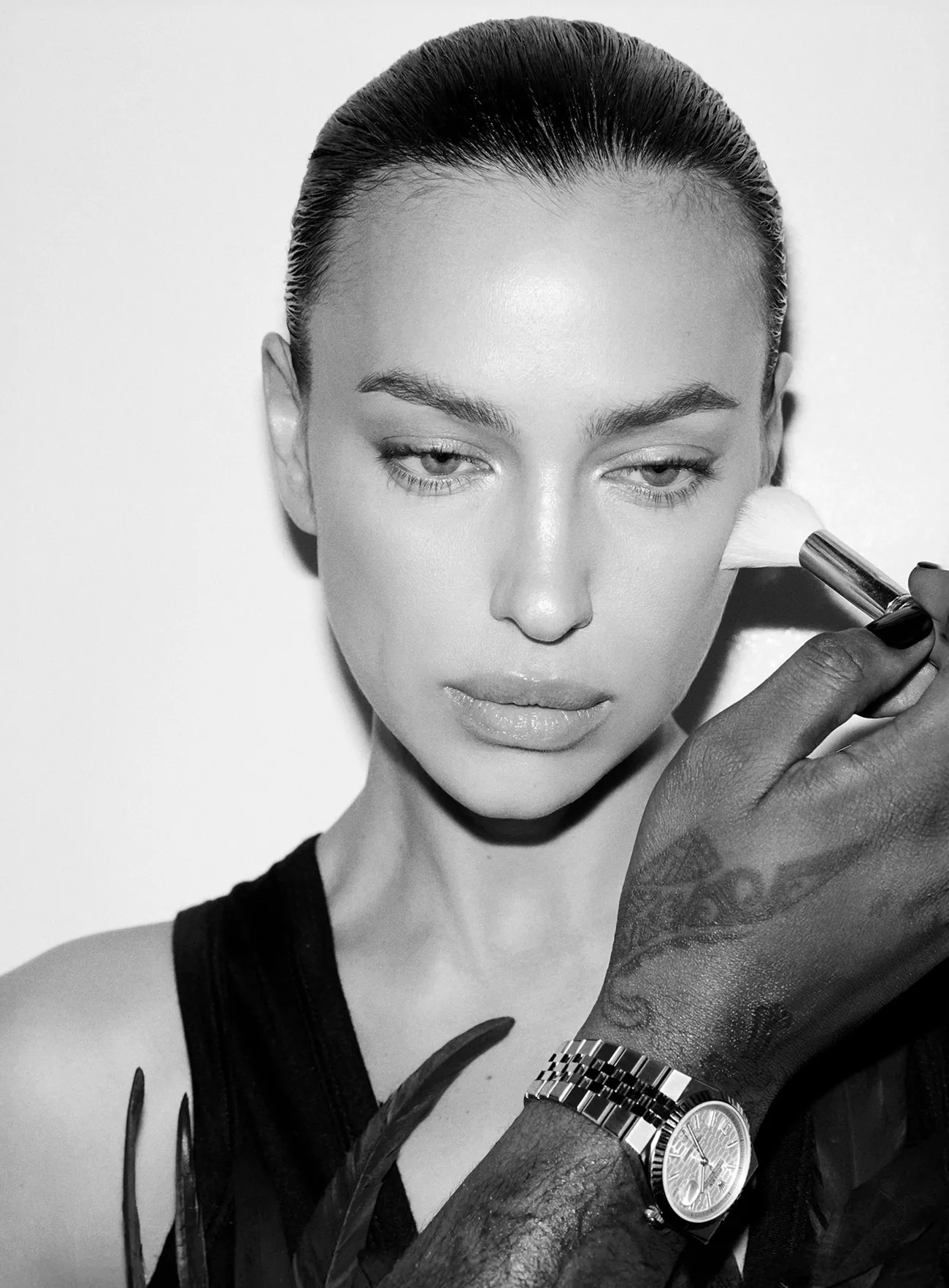 Vogue Pháp 12/2025-01/2026: Mona Tougaard và Irina Shayk chụp bởi Carin Backoff