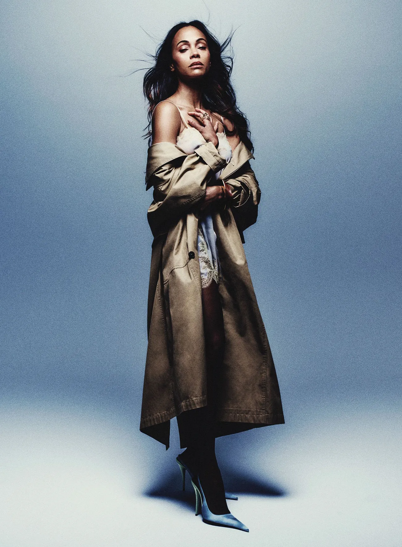 Vogue Mexico & Mỹ Latin 12/2025: Zoe Saldaña chụp bởi Diego Bendezu