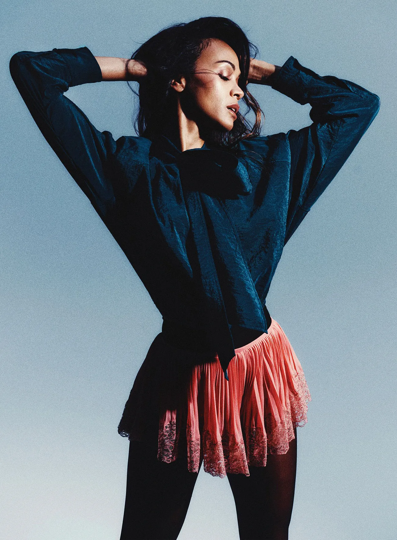 Vogue Mexico & Mỹ Latin 12/2025: Zoe Saldaña chụp bởi Diego Bendezu