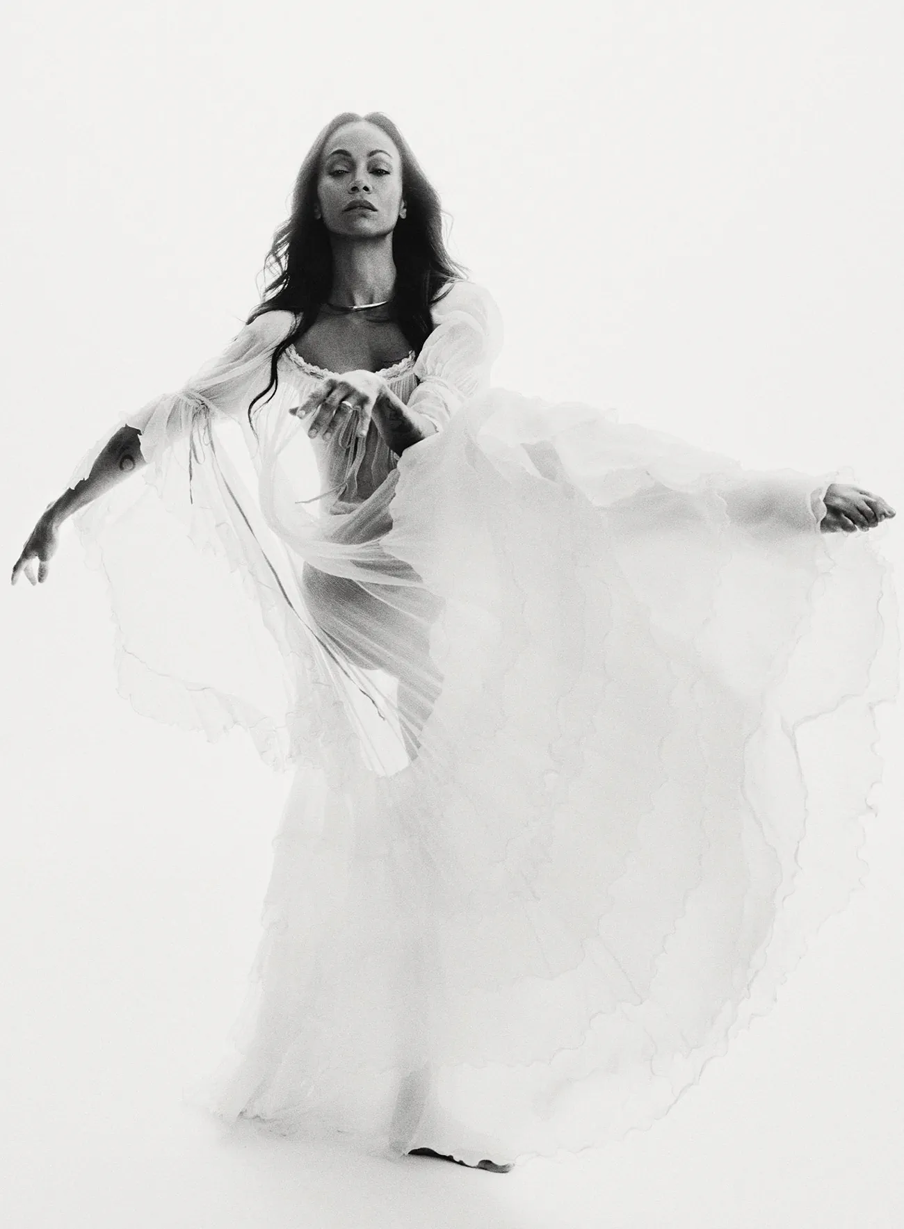 Vogue Mexico & Mỹ Latin 12/2025: Zoe Saldaña chụp bởi Diego Bendezu