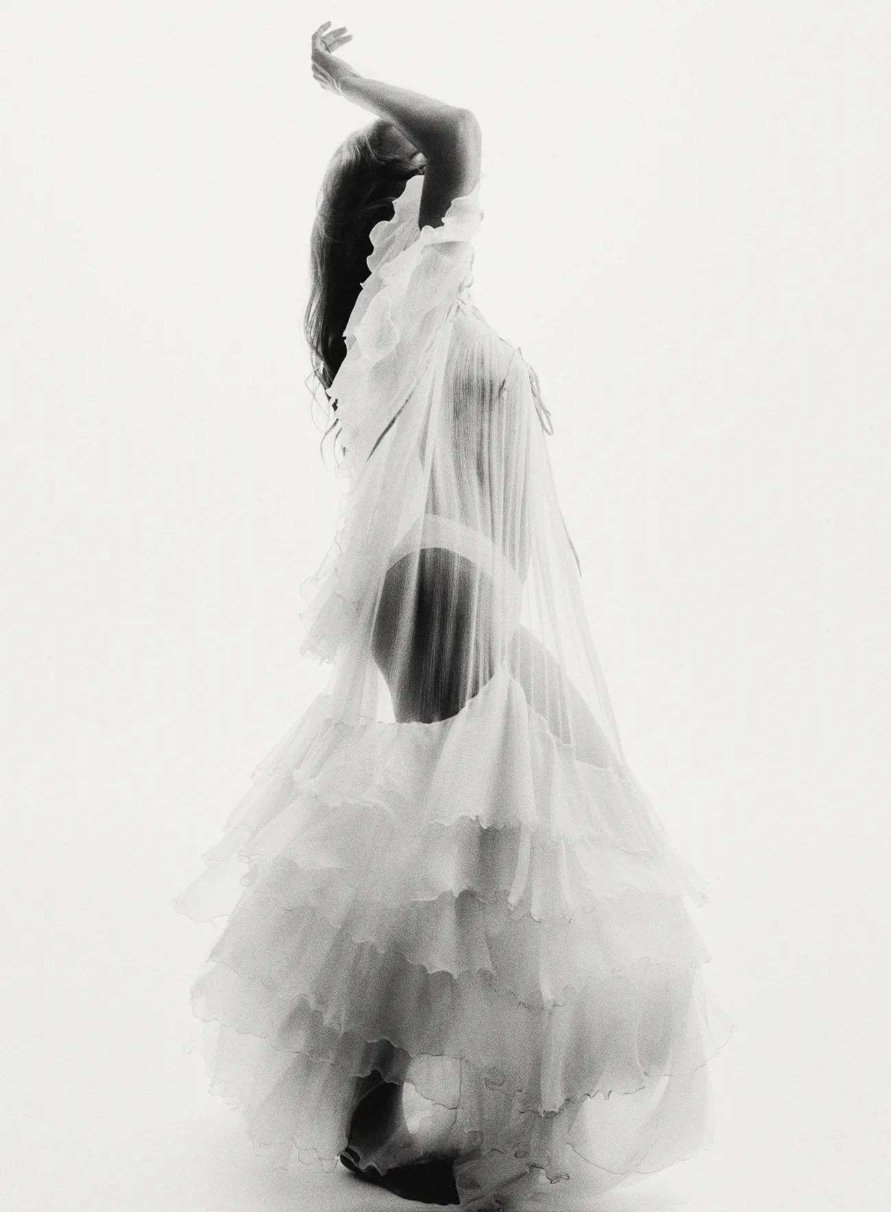 Vogue Mexico & Mỹ Latin 12/2025: Zoe Saldaña chụp bởi Diego Bendezu