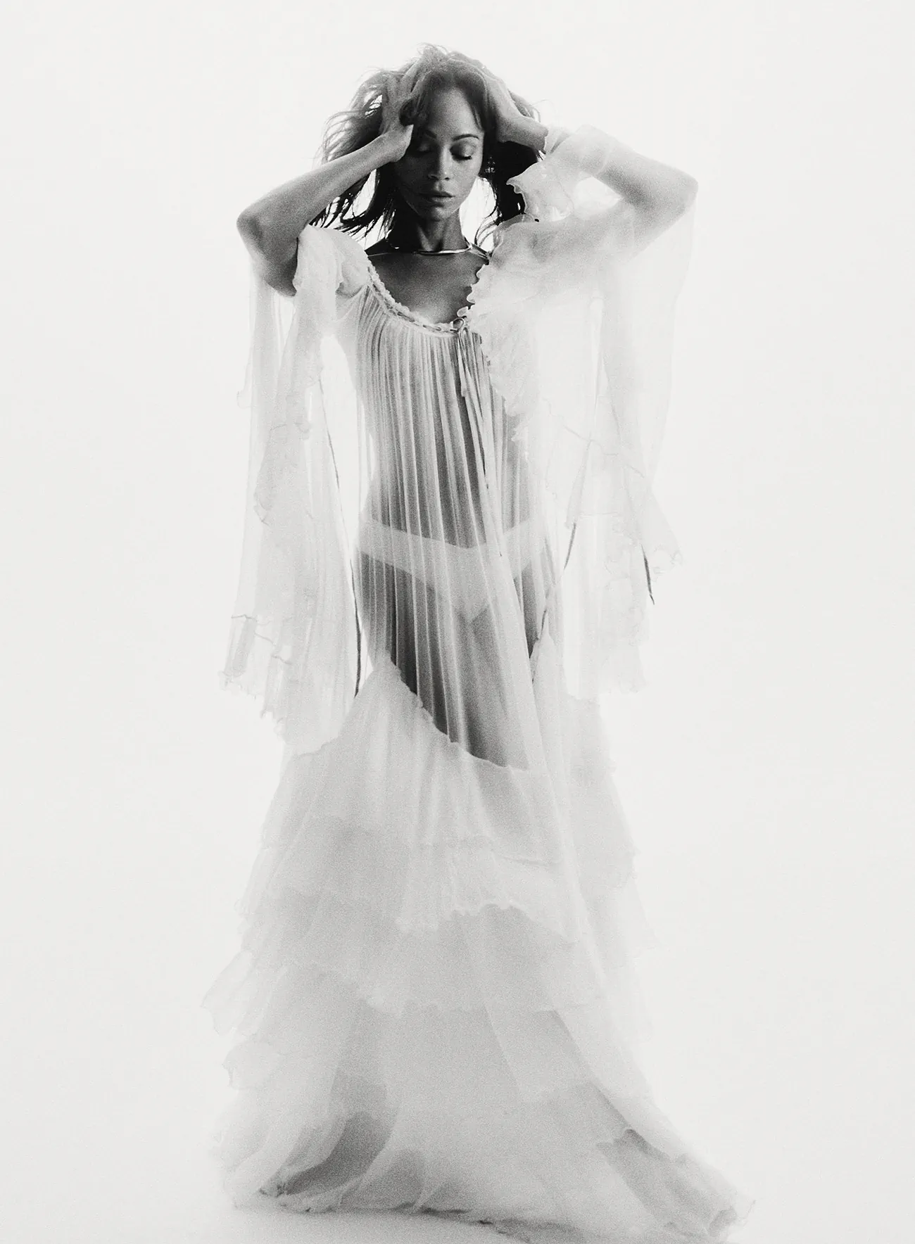 Vogue Mexico & Mỹ Latin 12/2025: Zoe Saldaña chụp bởi Diego Bendezu