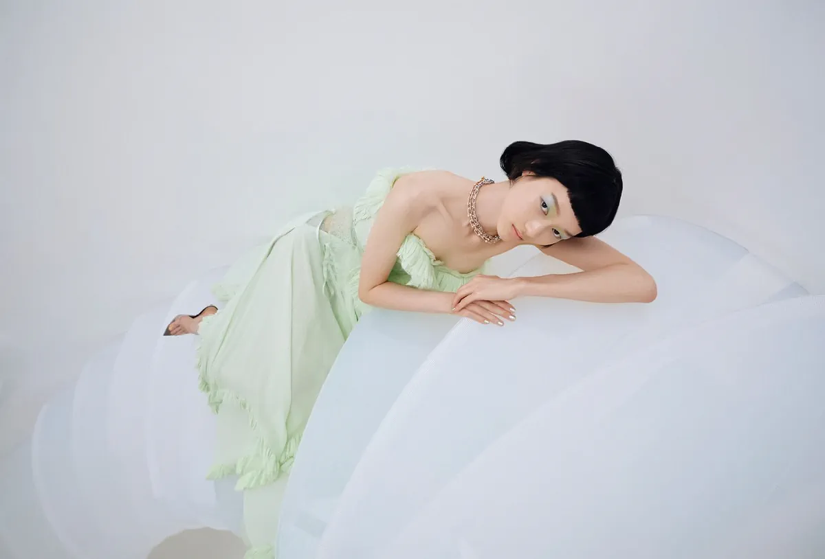 Vogue Nhật Bản 01/2026: Chloe Oh chụp bởi Fumiko Imano Vogue Nhật Bản 01/2026: Chloe Oh chụp bởi Fumiko Imano