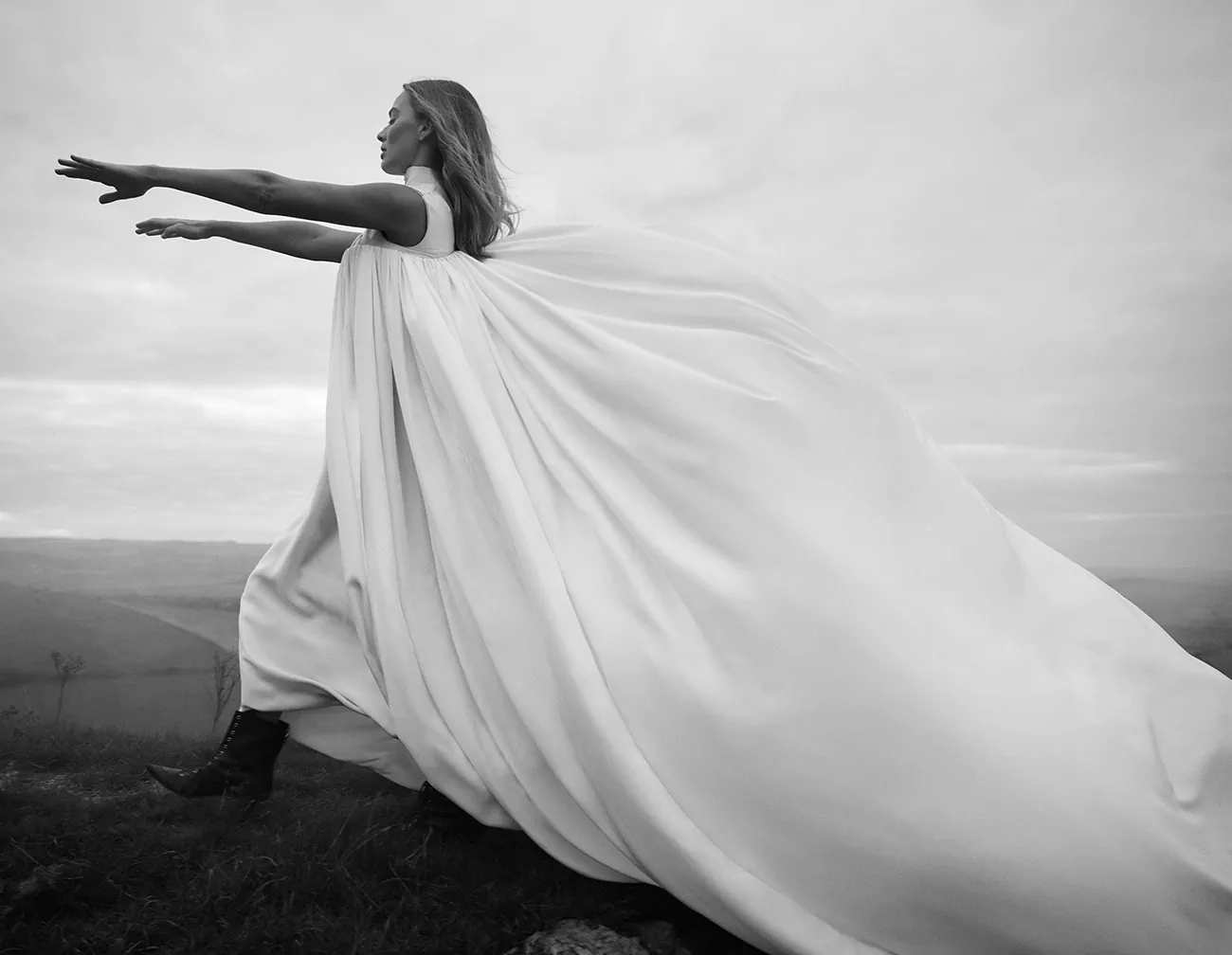 Vogue Anh 01/2026: Margot Robbie chụp bởi Mikael Jansson