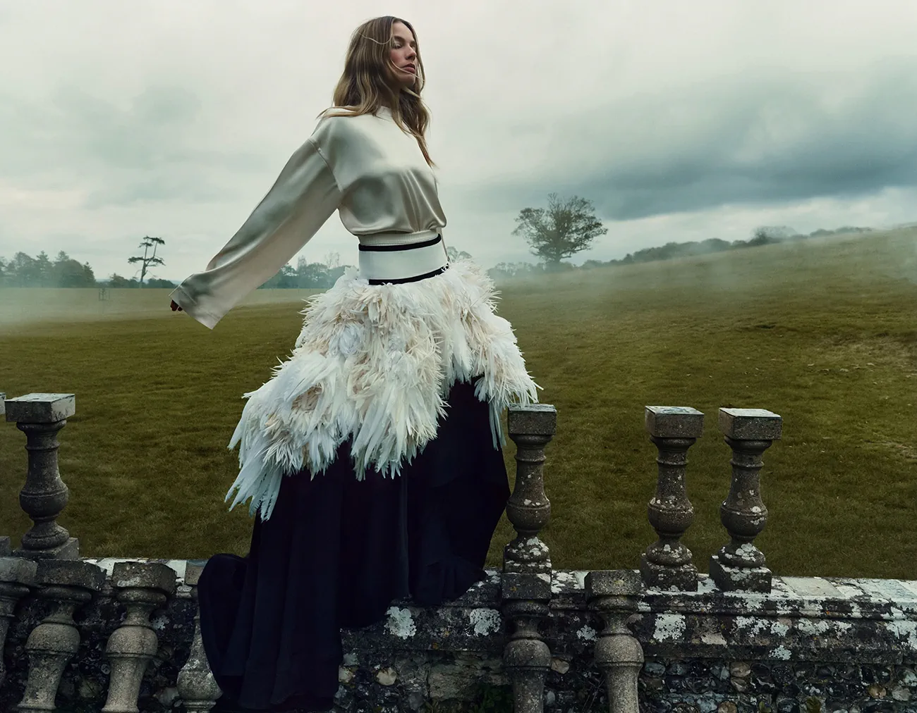 Vogue Anh 01/2026: Margot Robbie chụp bởi Mikael Jansson