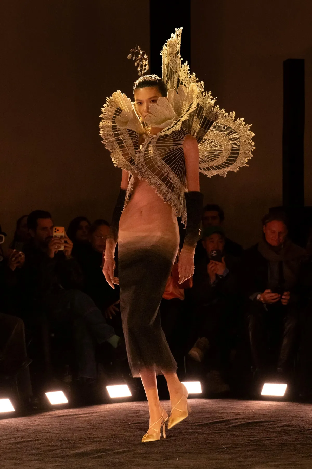 Schiaparelli Haute Couture Xuân-Hè 2026: Cuộc chơi của những kẻ săn mồi Schiaparelli Haute Couture Xuân-Hè 2026