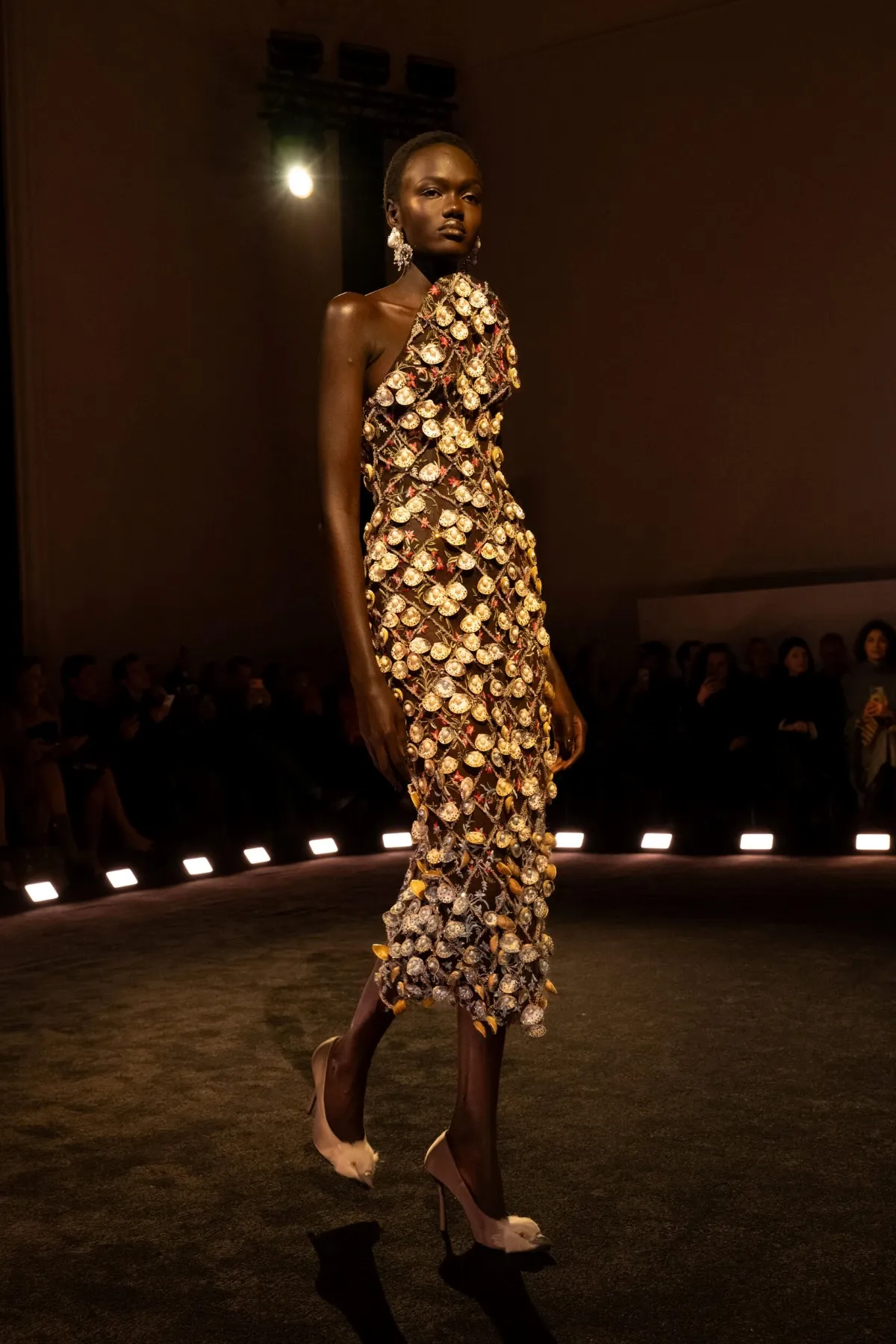Schiaparelli Haute Couture Xuân-Hè 2026: Cuộc chơi của những kẻ săn mồi Schiaparelli Haute Couture Xuân-Hè 2026