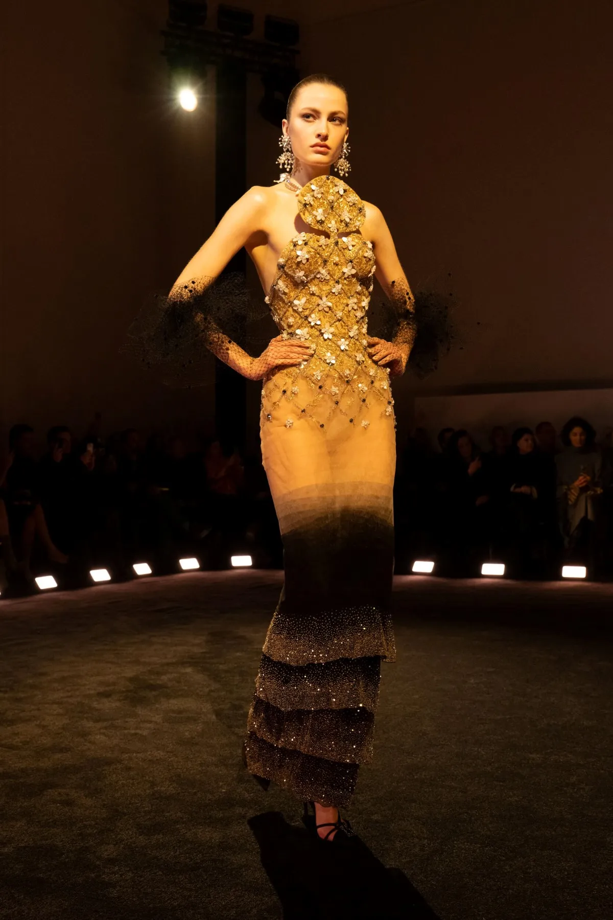 Schiaparelli Haute Couture Xuân-Hè 2026: Cuộc chơi của những kẻ săn mồi Schiaparelli Haute Couture Xuân-Hè 2026