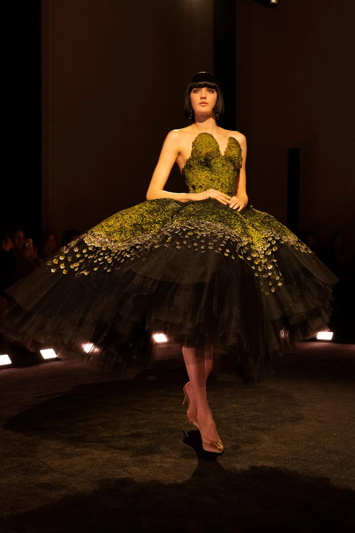 Schiaparelli Haute Couture Xuân-Hè 2026: Cuộc chơi của những kẻ săn mồi Schiaparelli Haute Couture Xuân-Hè 2026