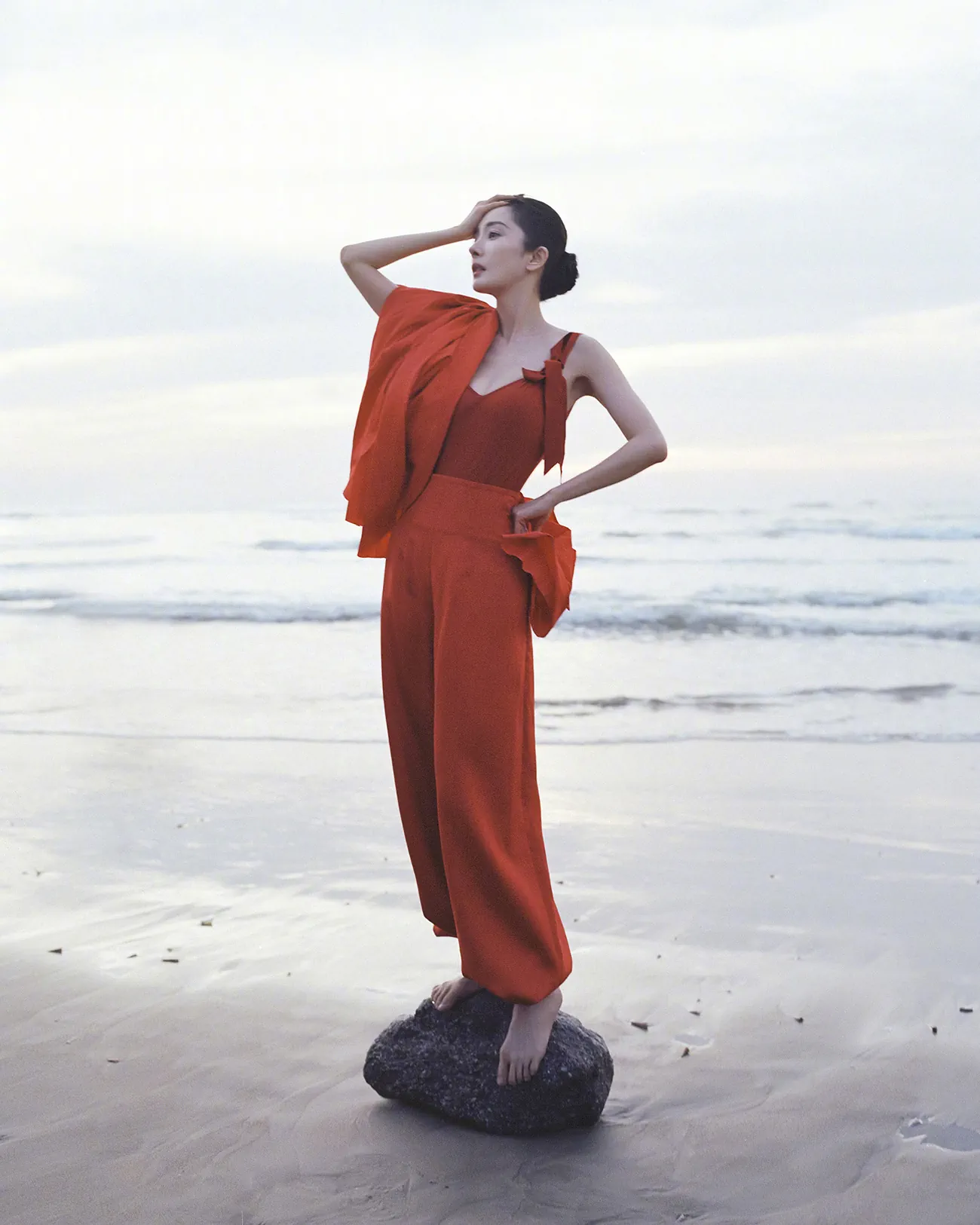 Vogue Trung Quốc 01/2026 : Dương Mịch chụp bởi Leslie Zhang