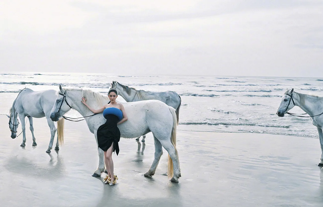 Vogue Trung Quốc 01/2026 : Dương Mịch chụp bởi Leslie Zhang