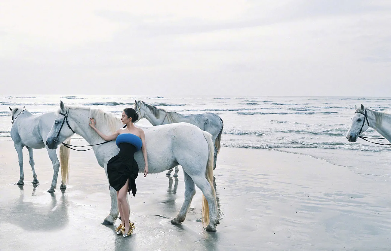 Vogue Trung Quốc 01/2026 : Dương Mịch chụp bởi Leslie Zhang