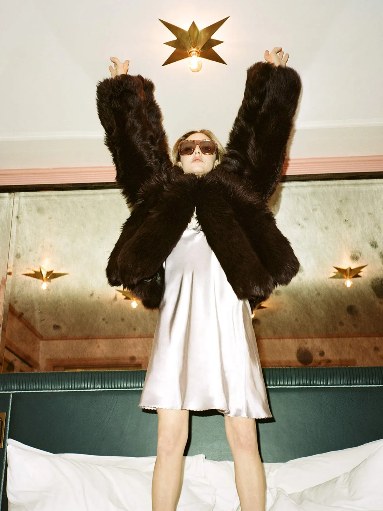 Porter Magazine 02/2026: Amanda Seyfried chụp bởi Chantal Anderson