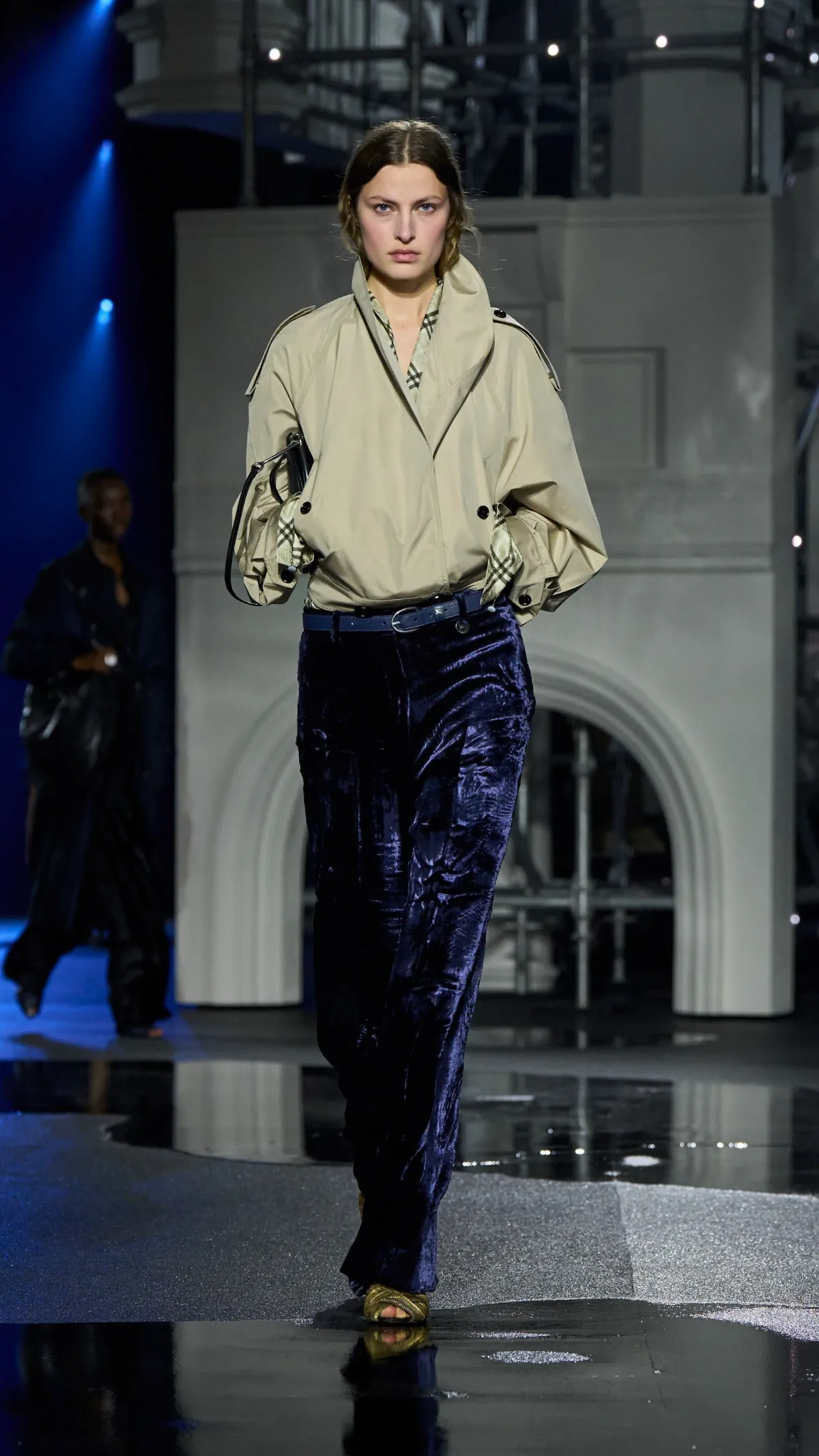 Burberry Thu-Đông 2026: Bức tranh đêm London dưới mưa Burberry Thu-Đông 2026 - London Fashion Week