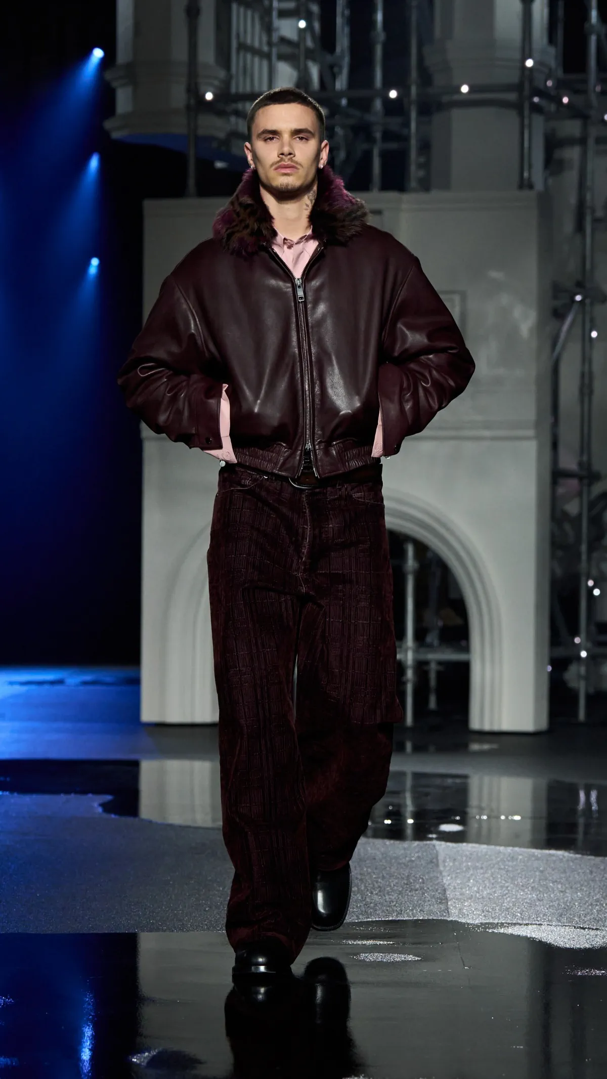 Burberry Thu-Đông 2026: Bức tranh đêm London dưới mưa Burberry Thu-Đông 2026 - London Fashion Week