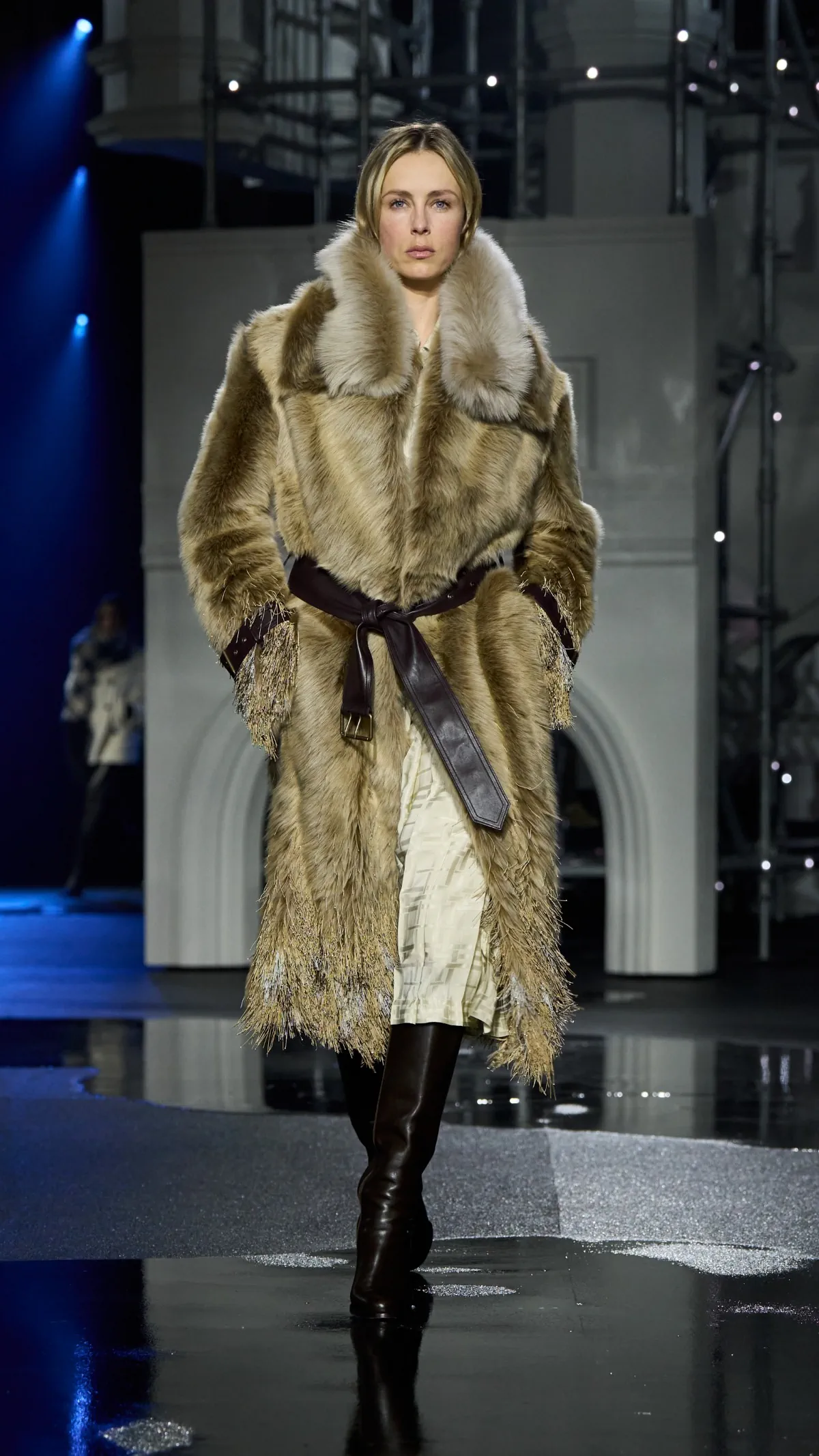 Burberry Thu-Đông 2026: Bức tranh đêm London dưới mưa Burberry Thu-Đông 2026 - London Fashion Week