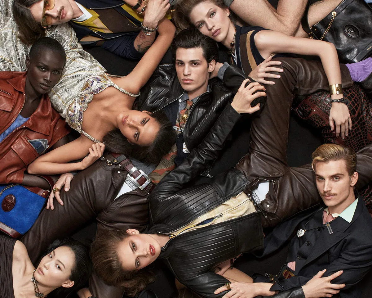 Chiến dịch quảng cáo Versace Xuân-Hè 2026: Dấu ấn cuối cùng của Dario Vitale tại nhà mốt Ý Chiến dịch quảng cáo Versace Xuân-Hè 2026: Dấu ấn cuối cùng của Dario Vitale tại nhà mốt Ý