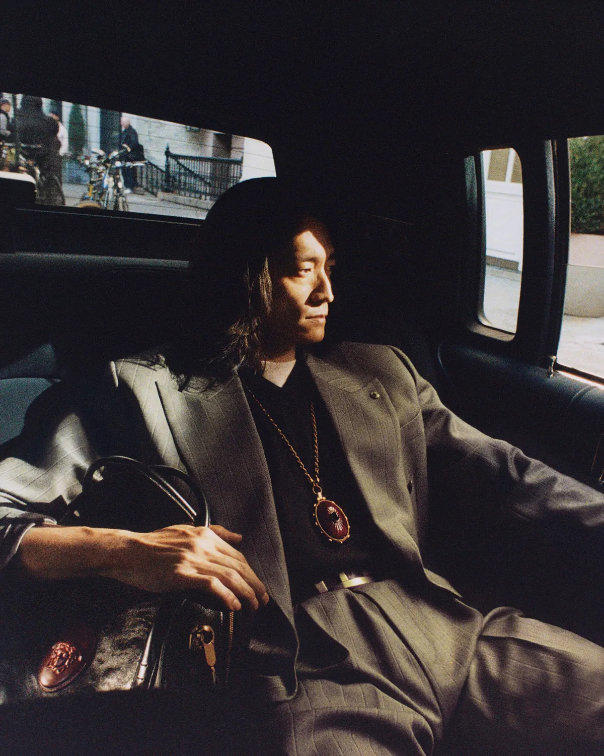 Chiến dịch quảng cáo Versace Xuân-Hè 2026: Dấu ấn cuối cùng của Dario Vitale tại nhà mốt Ý Chiến dịch quảng cáo Versace Xuân-Hè 2026: Dấu ấn cuối cùng của Dario Vitale tại nhà mốt Ý