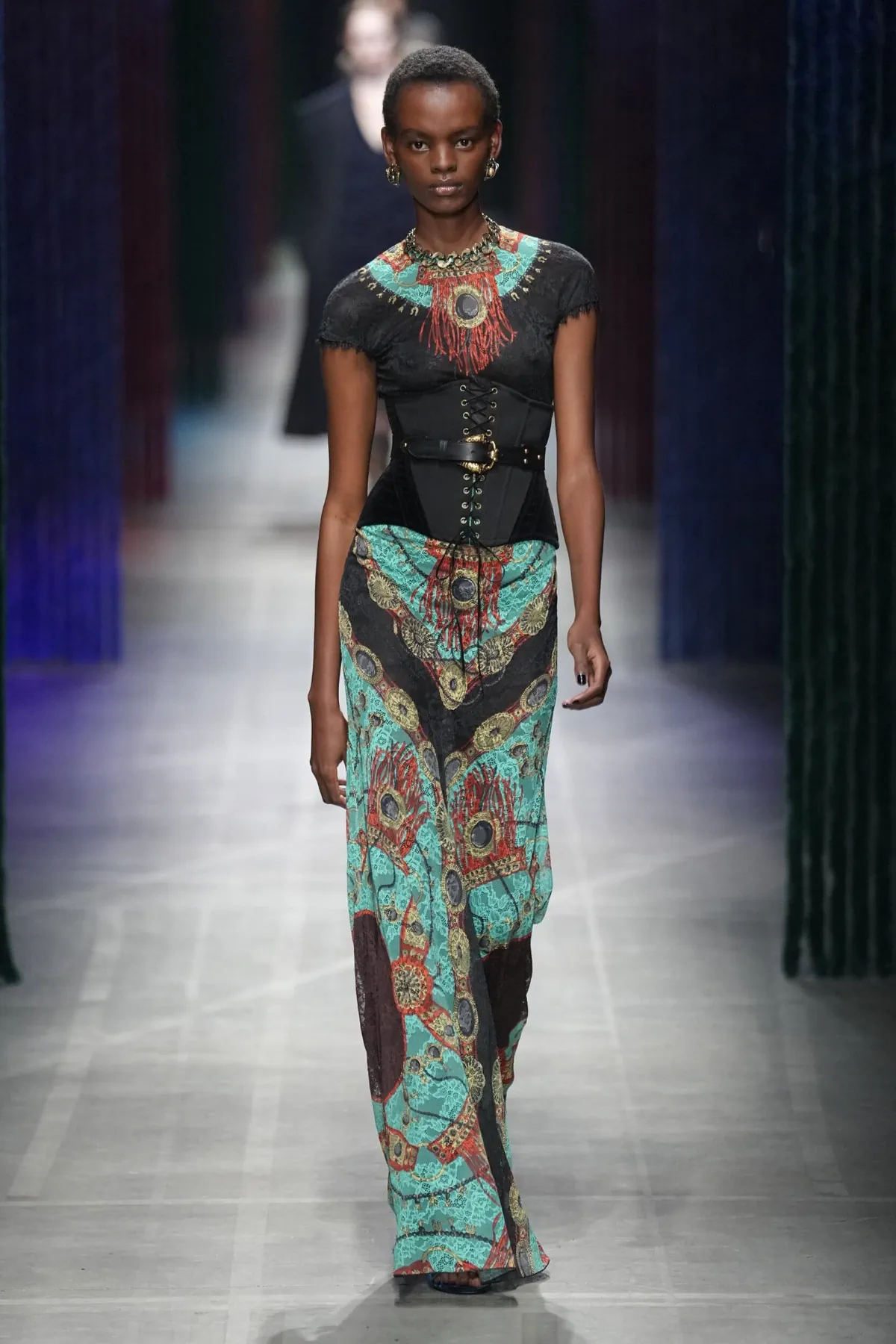 Etro Thu-Đông 2026: Marco de Vincenzo đưa Etro đi từ tối giản đến tối đa Etro Thu-Đông 2026 - Milan Fashion Week