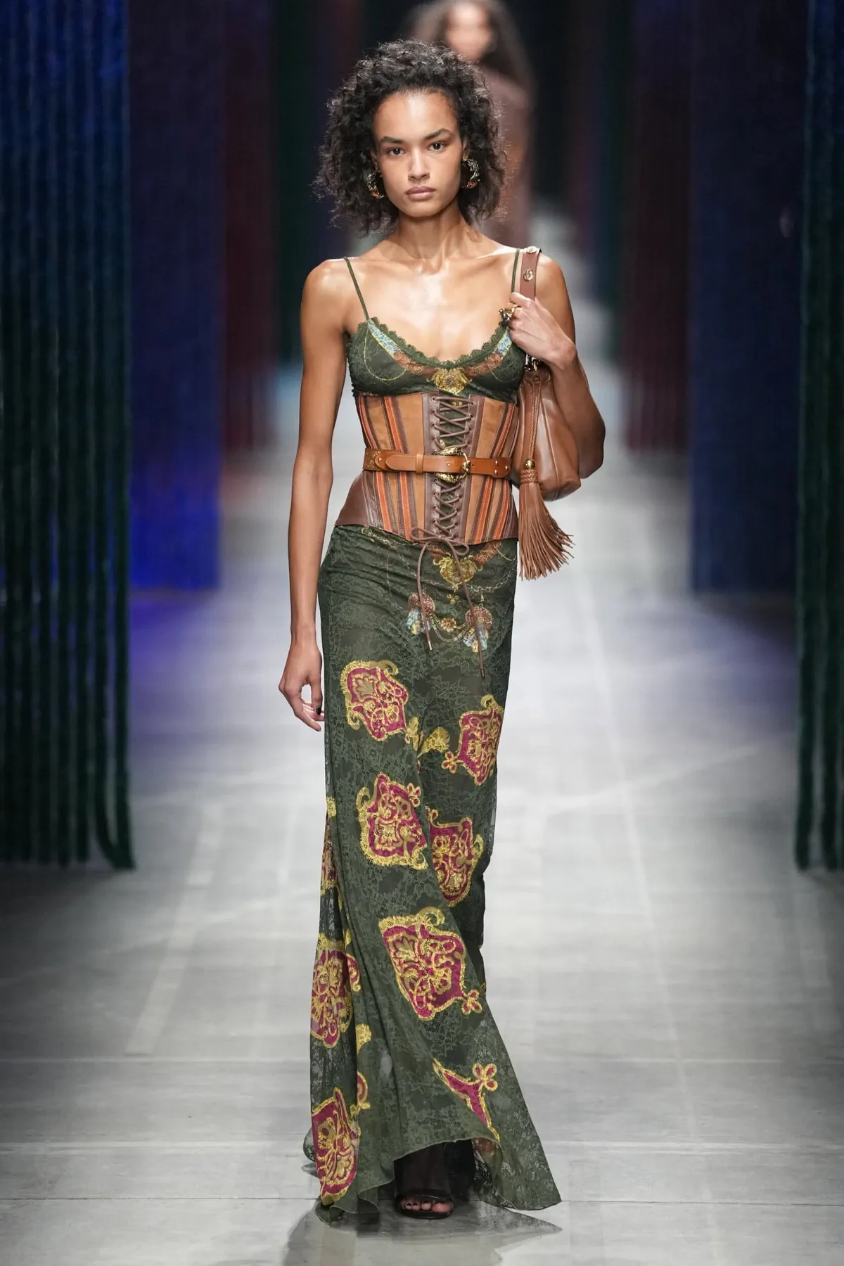 Etro Thu-Đông 2026: Marco de Vincenzo đưa Etro đi từ tối giản đến tối đa Etro Thu-Đông 2026 - Milan Fashion Week