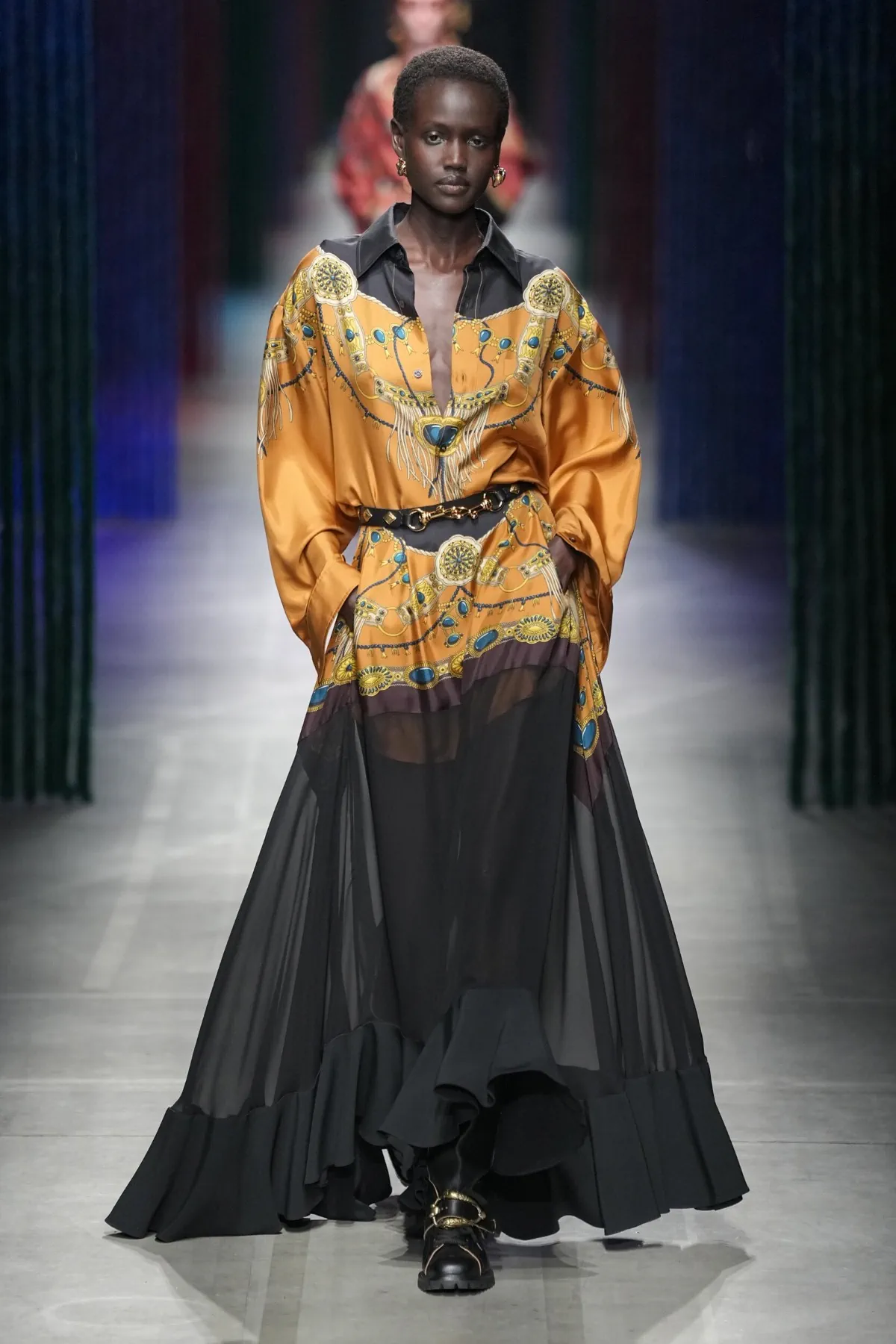 Etro Thu-Đông 2026: Marco de Vincenzo đưa Etro đi từ tối giản đến tối đa Etro Thu-Đông 2026 - Milan Fashion Week