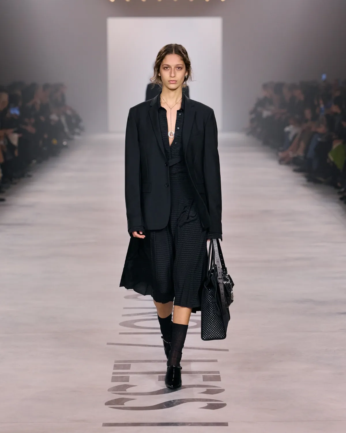 Fendi Thu-Đông 2026: Thời trang phi giới tính và sự trở lại của lông thú Fendi Thu-Đông 2026 - Milan Fashion Week