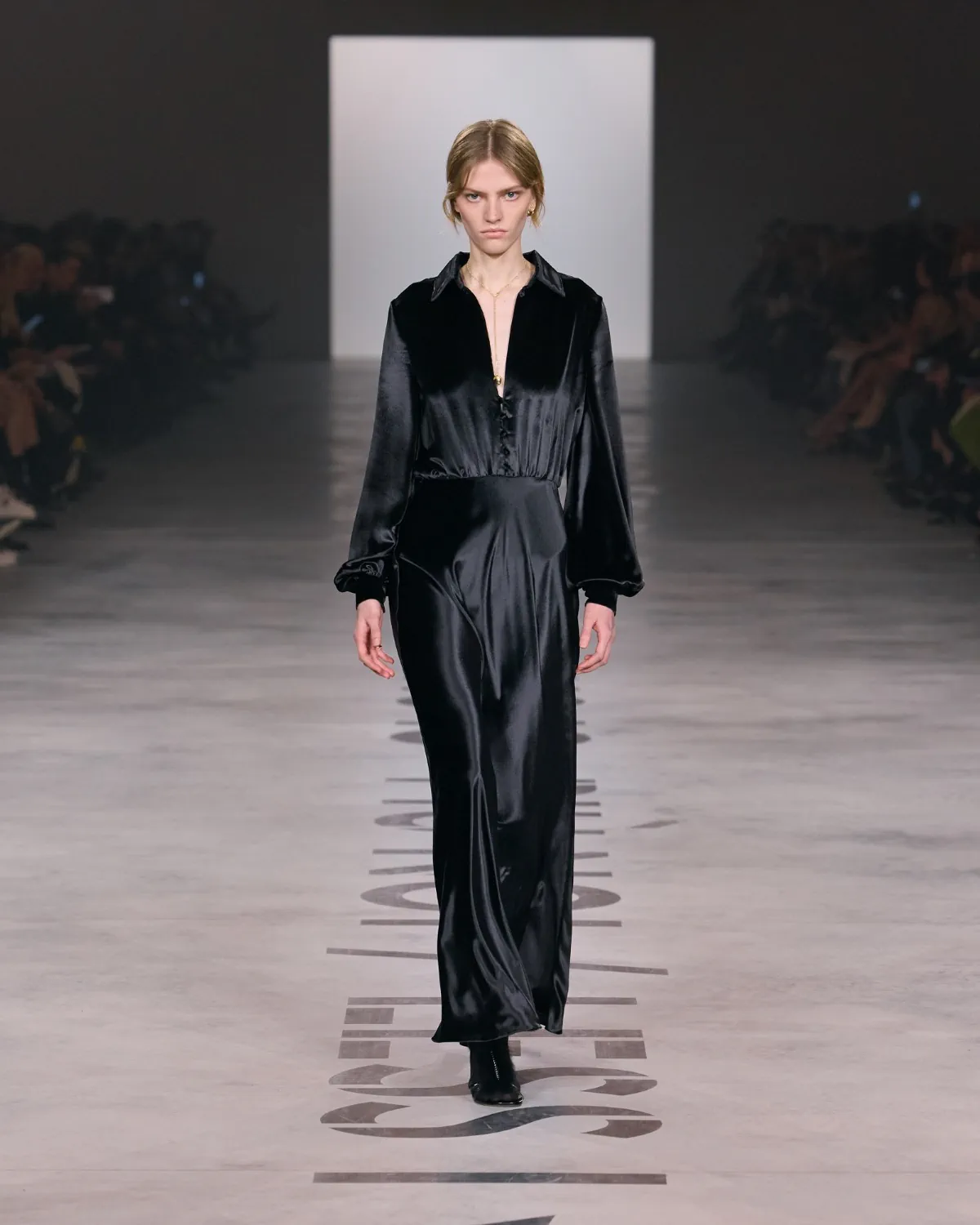 Fendi Thu-Đông 2026: Thời trang phi giới tính và sự trở lại của lông thú Fendi Thu-Đông 2026 - Milan Fashion Week