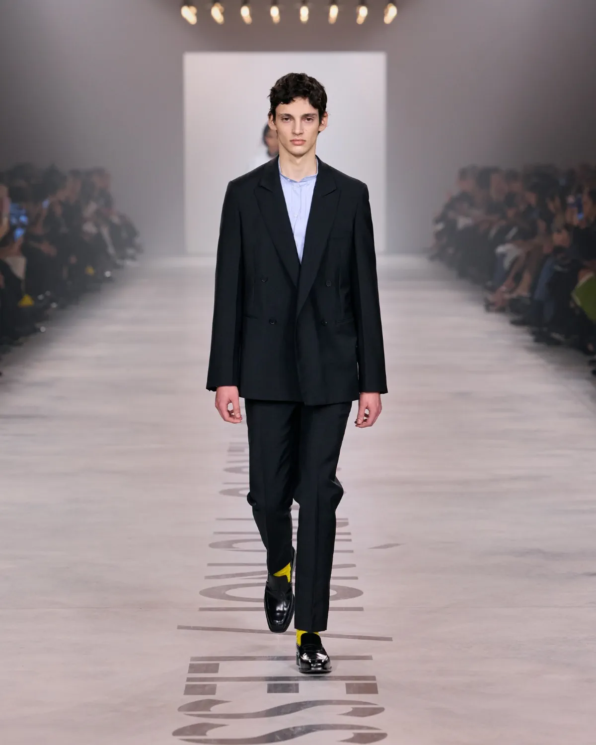 Fendi Thu-Đông 2026: Thời trang phi giới tính và sự trở lại của lông thú Fendi Thu-Đông 2026 - Milan Fashion Week